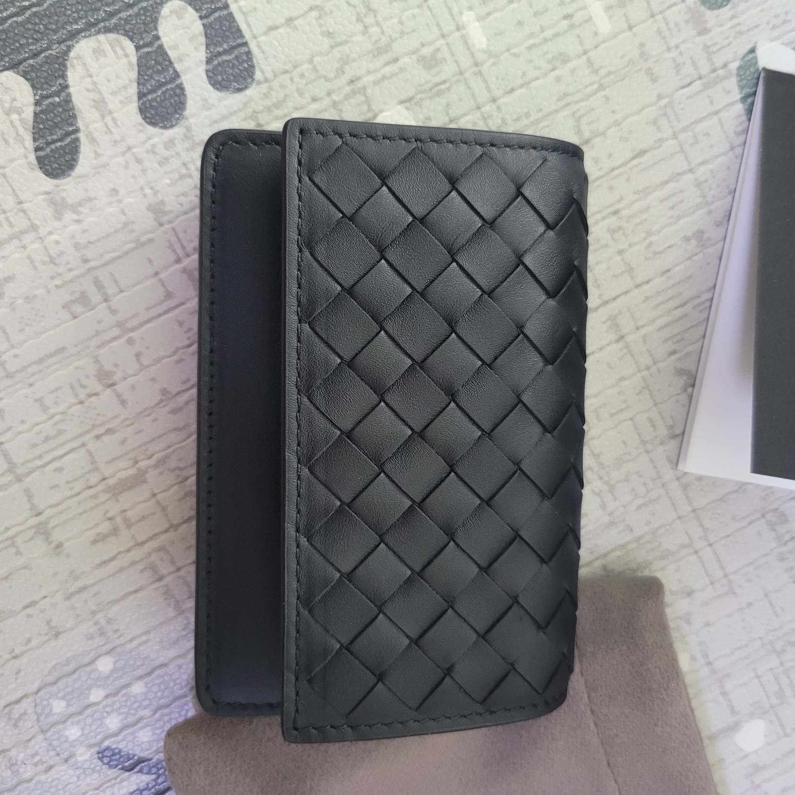 Bottega Veneta Flap Card Case Black 착용 스타일 - 2