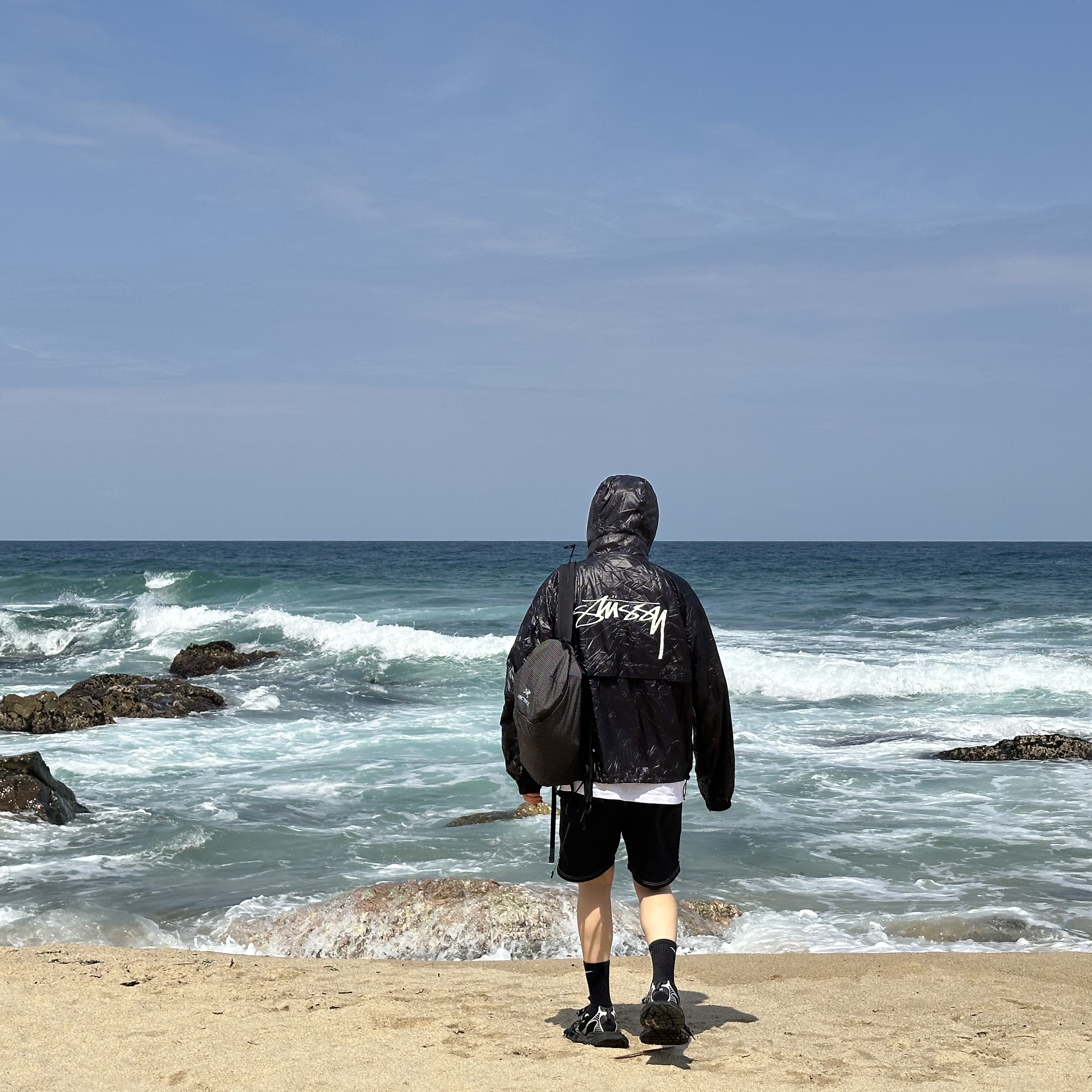Stussy Beach Shell Wrinkled Nylon Jacket Black, Arc'teryx Konseal 15 Backpack Black 착용 스타일
