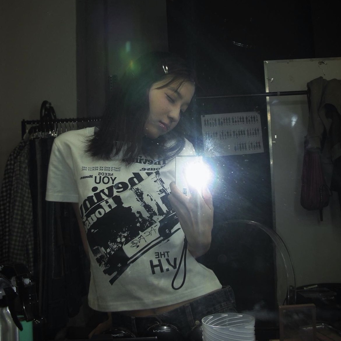 Thevinylhouse Poster T-Shirt White 착용 스타일