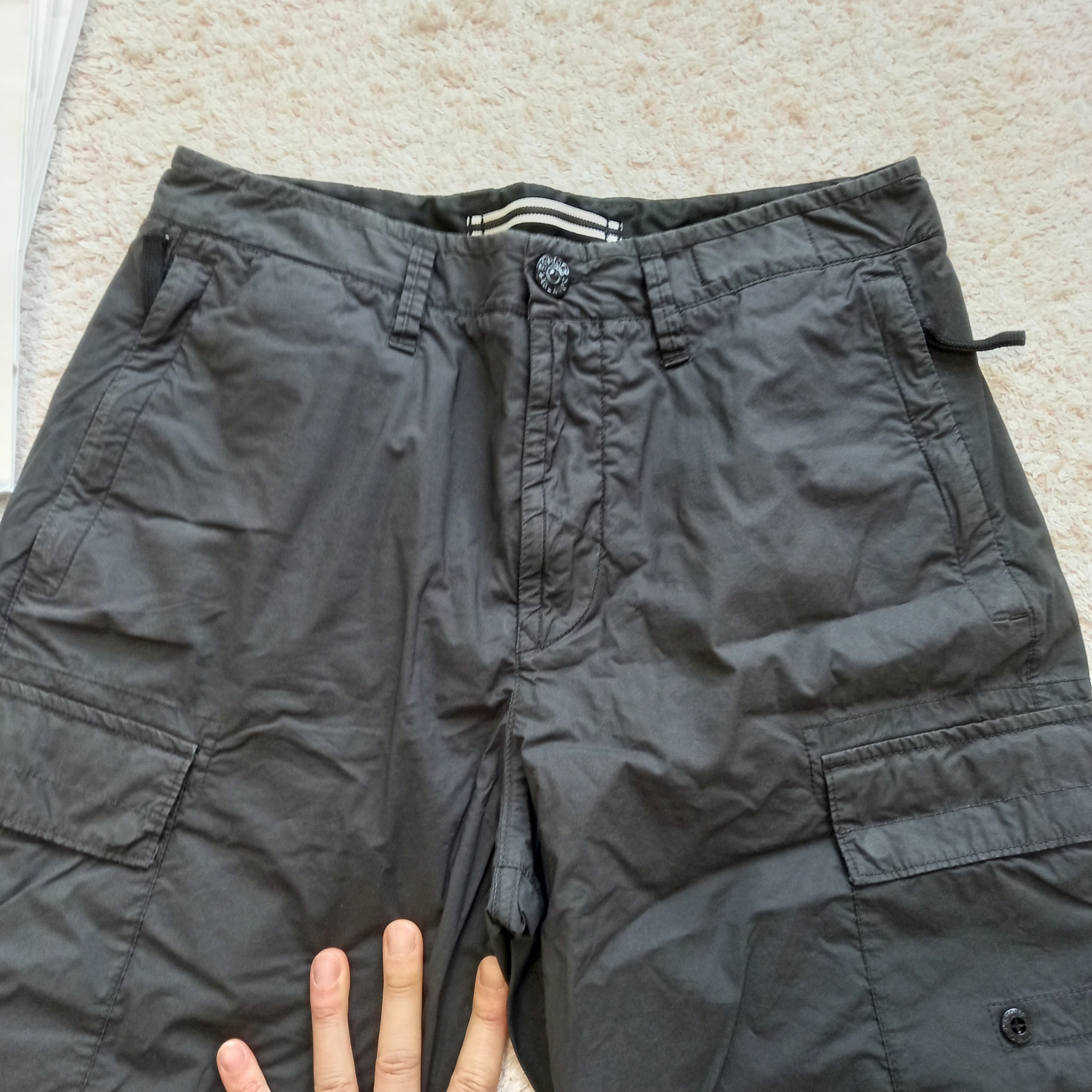 Stone Island L0803 Stretch Cotton Tela Paracadute Garment Dyed Cargo Bermuda Shorts Black - 22SS 착용 스타일 - 3