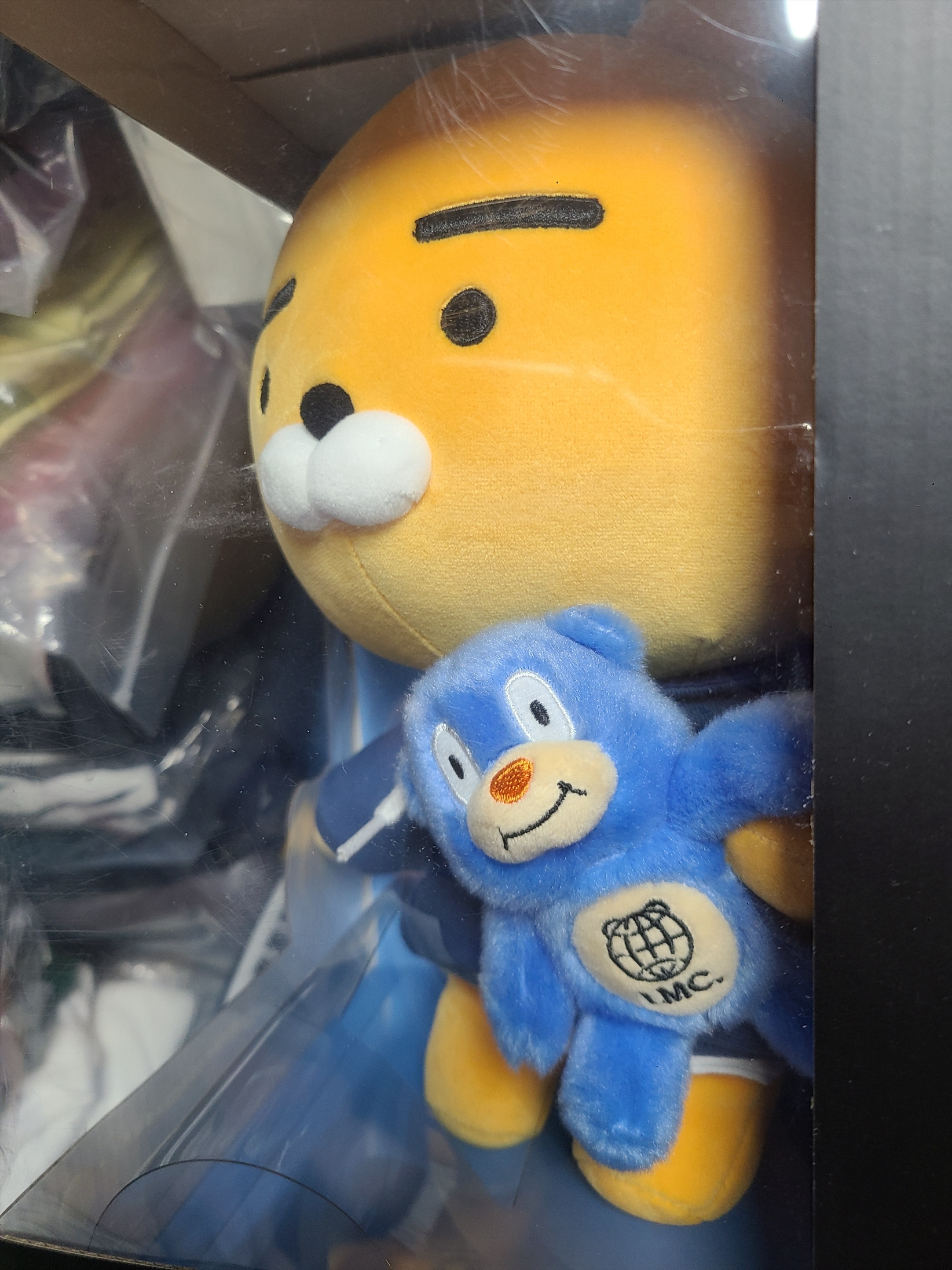 Kakao x LMC Ryan Plush Toy Navy 착용 스타일 - 2