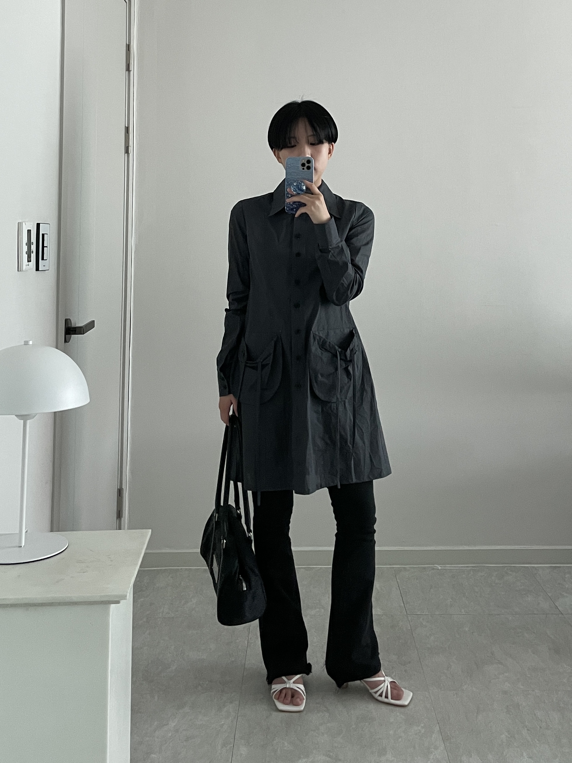 Matin Kim Sporty Tote Bag Black 착용 스타일 - 2
