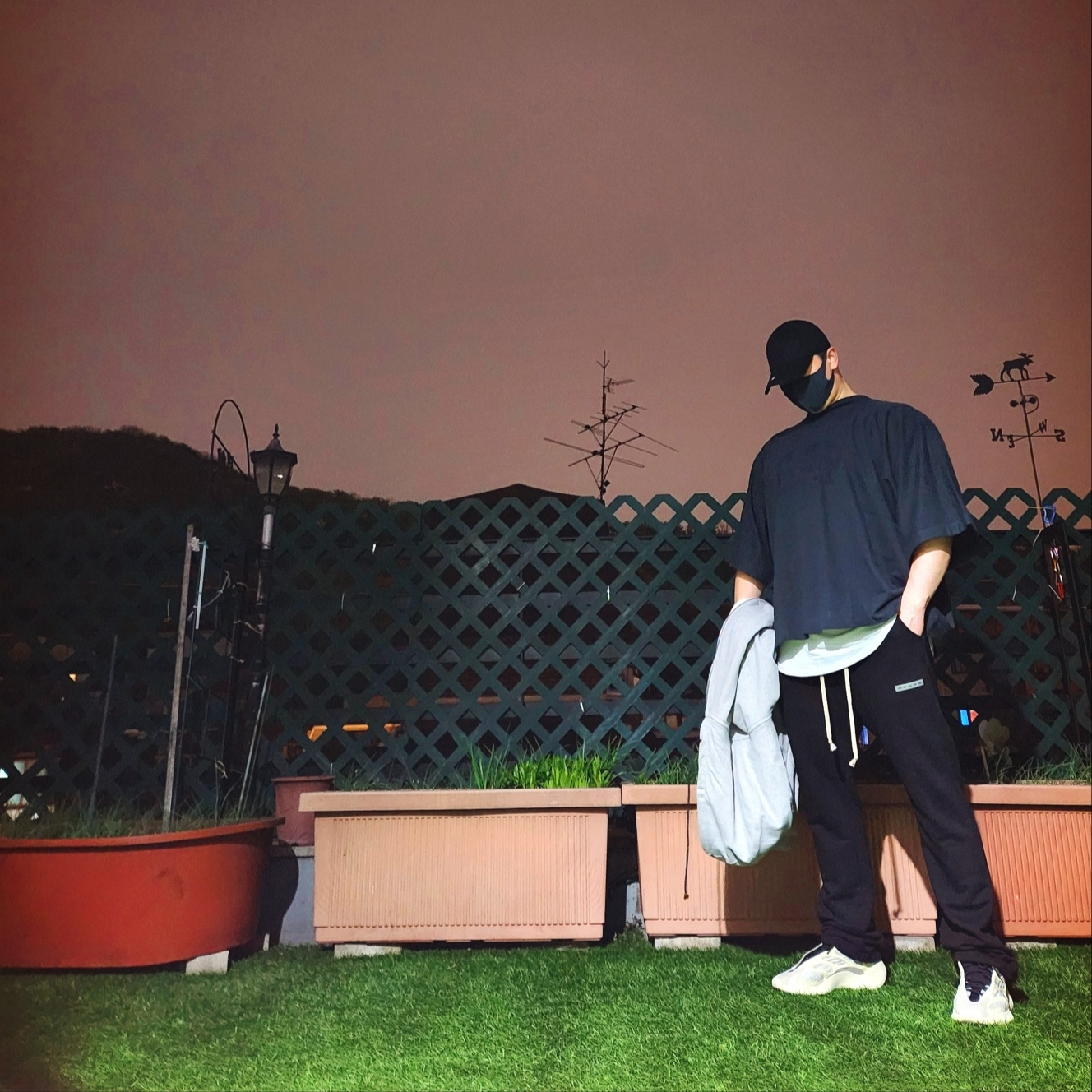 Yeezy Gap Engineered By Balenciaga Logo Cap Black, Yeezy Gap Engineered By Balenciaga Dove No Seam T-Shirt Black 착용 스타일 - 2