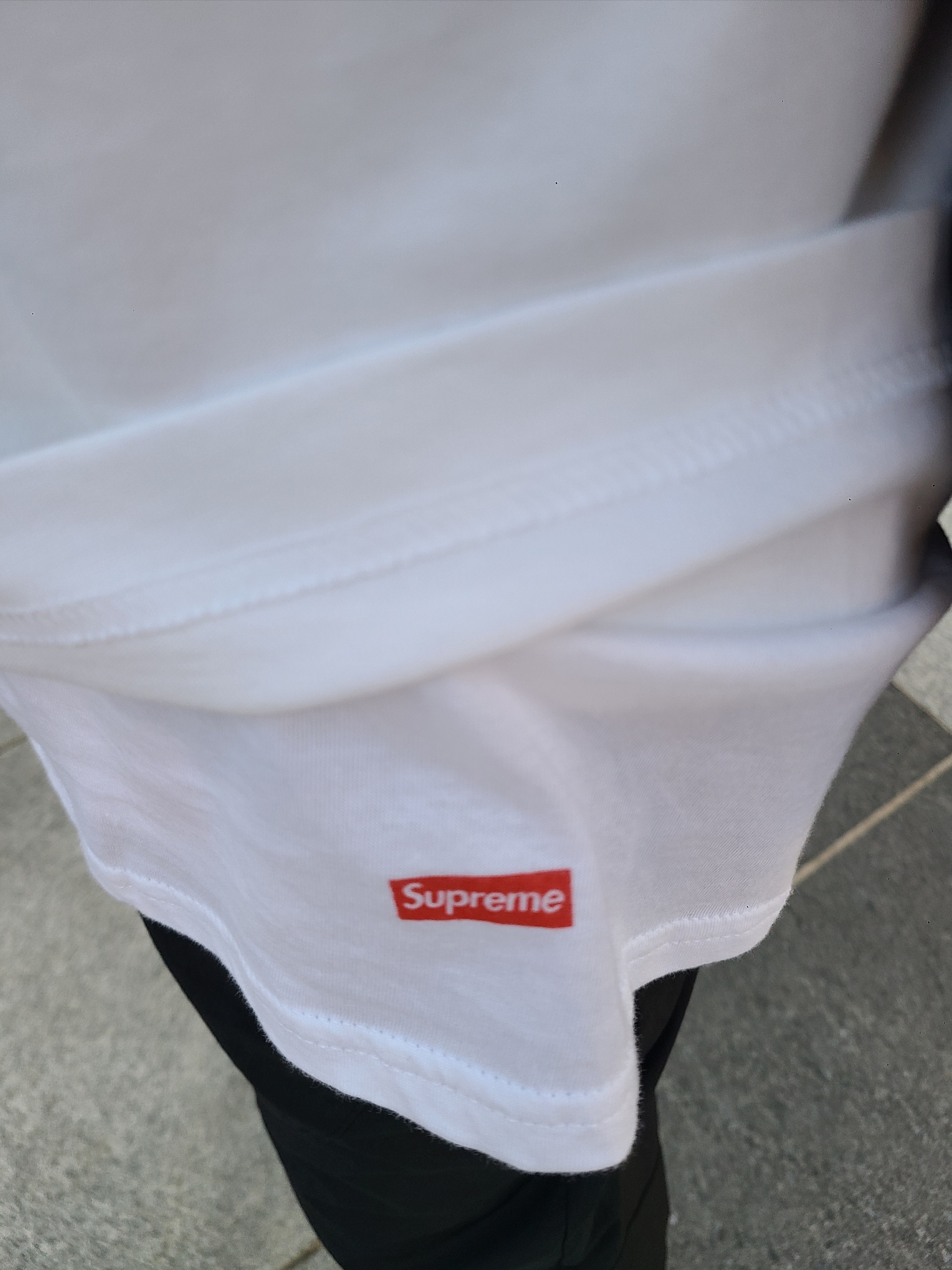 Supreme Hanes Tagless T-Shirt White (3 Pack) 착용 스타일 - 2