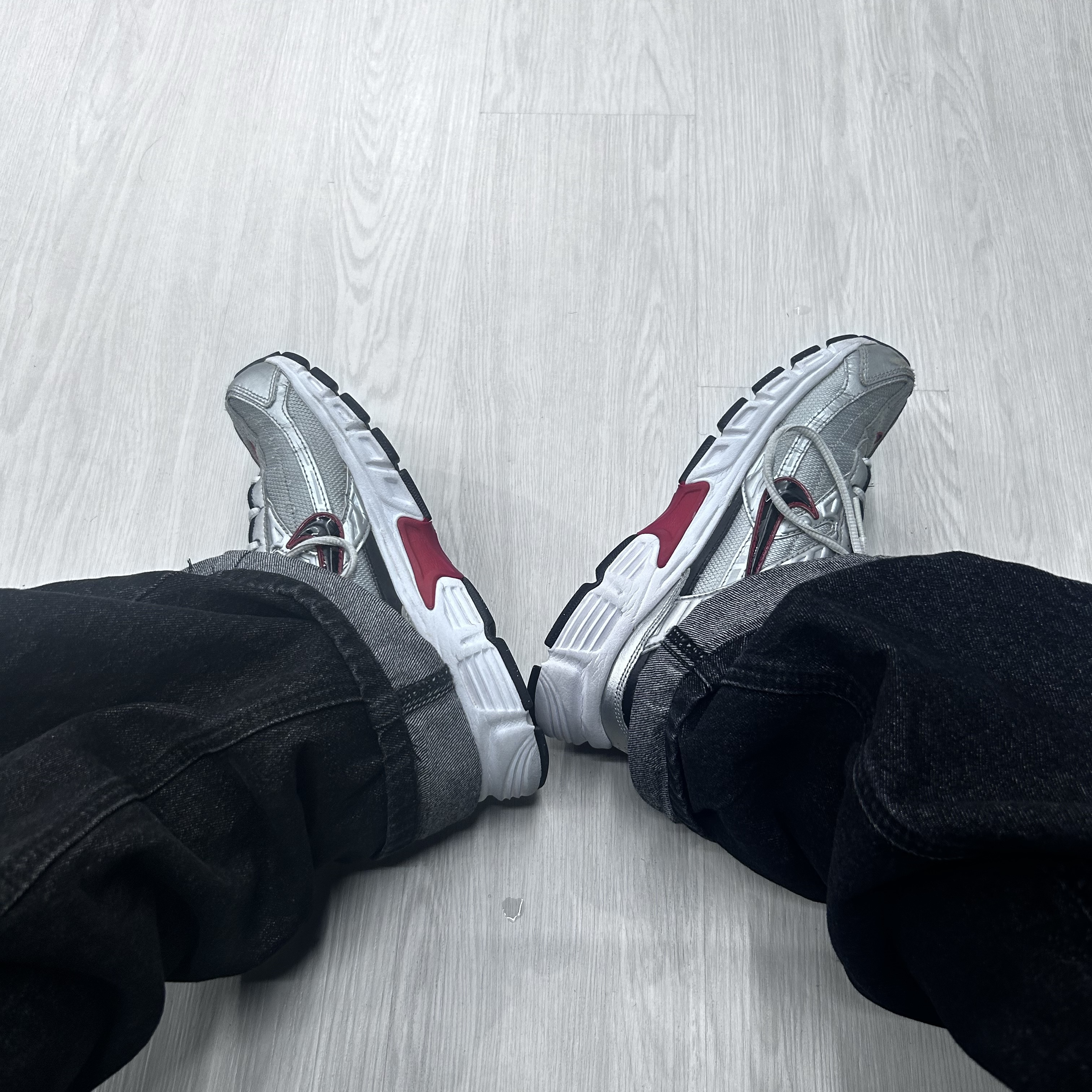 Nike Initiator Metallic Silver Black 착용 스타일