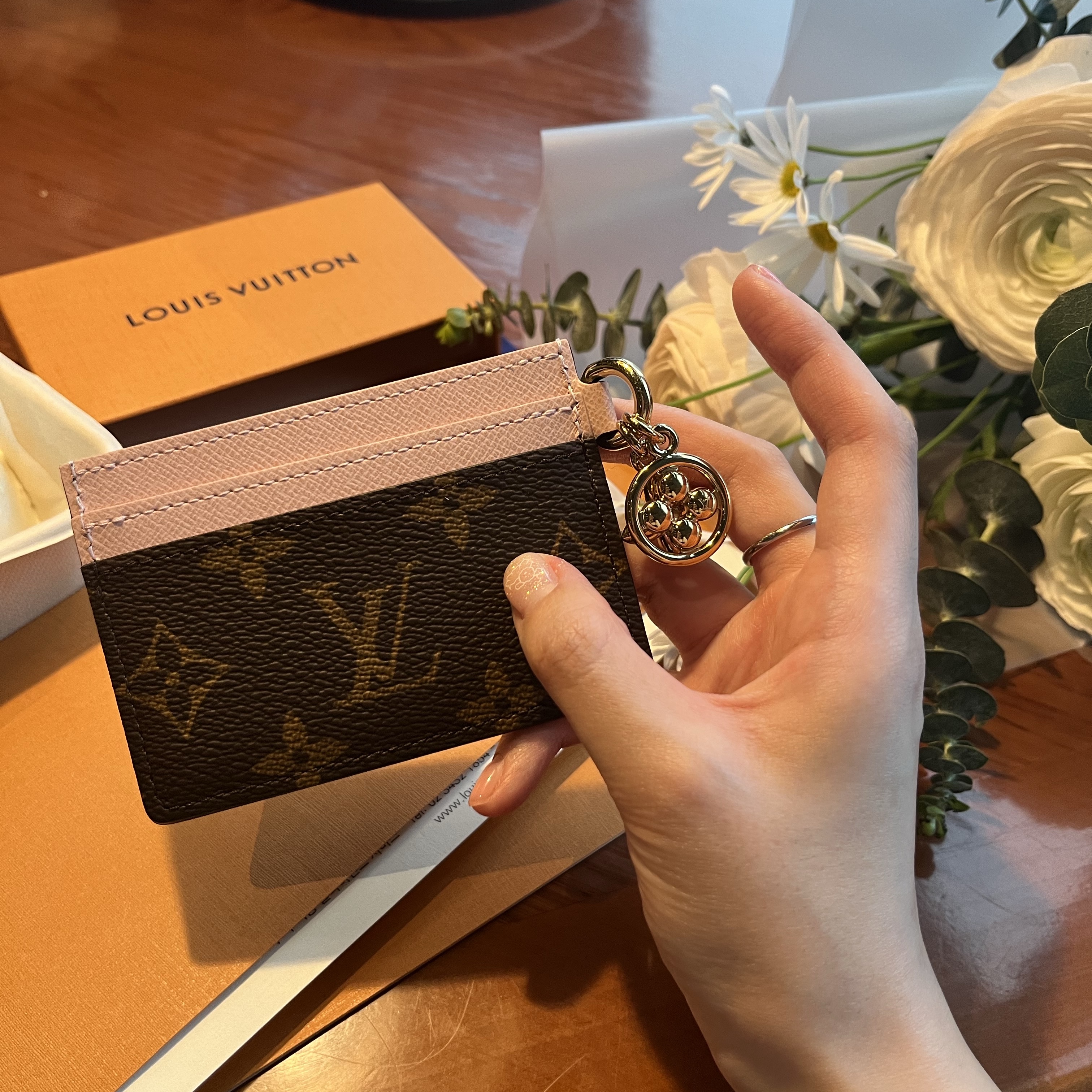 Louis Vuitton LV Charm Card Holder Monogram Rose Ballerine Pink 착용 스타일