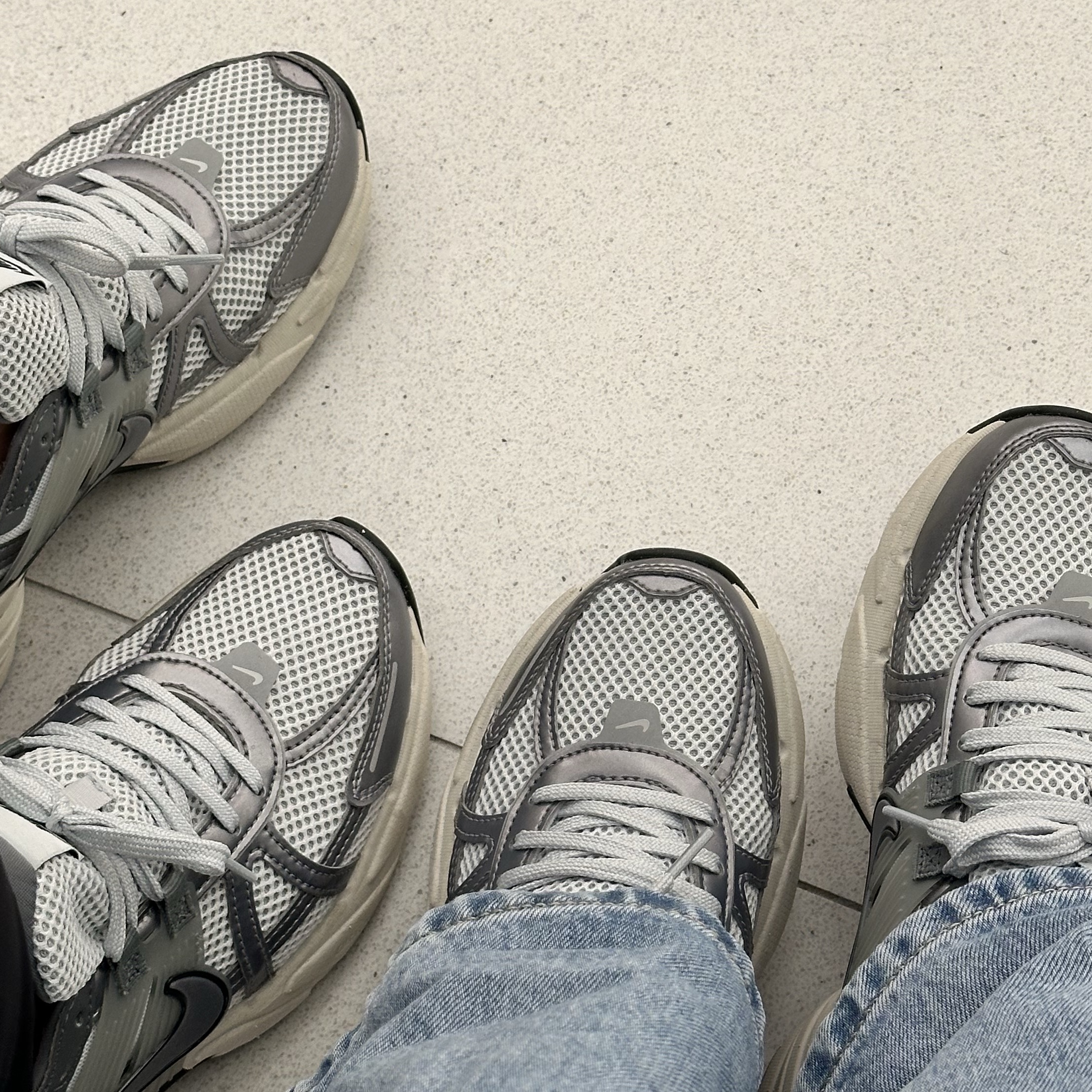 Nike V2K Run Pure Platinum Wolf Grey 착용 스타일