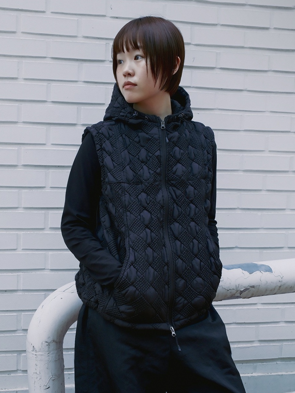 Karactor Ugly Hooded Zip Vest Black 착용 스타일