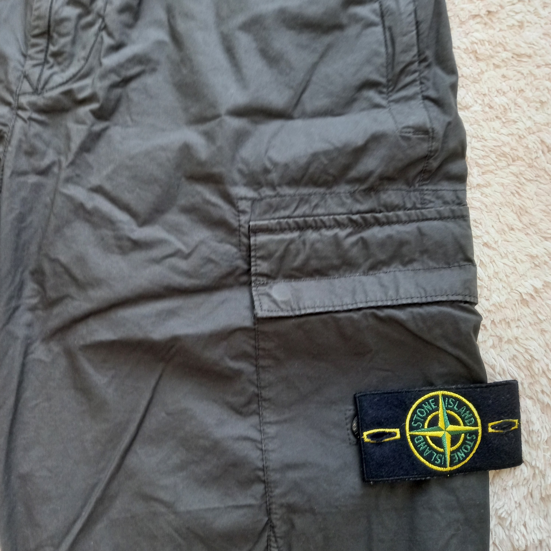 Stone Island L0803 Stretch Cotton Tela Paracadute Garment Dyed Cargo Bermuda Shorts Black - 22SS 착용 스타일 - 2
