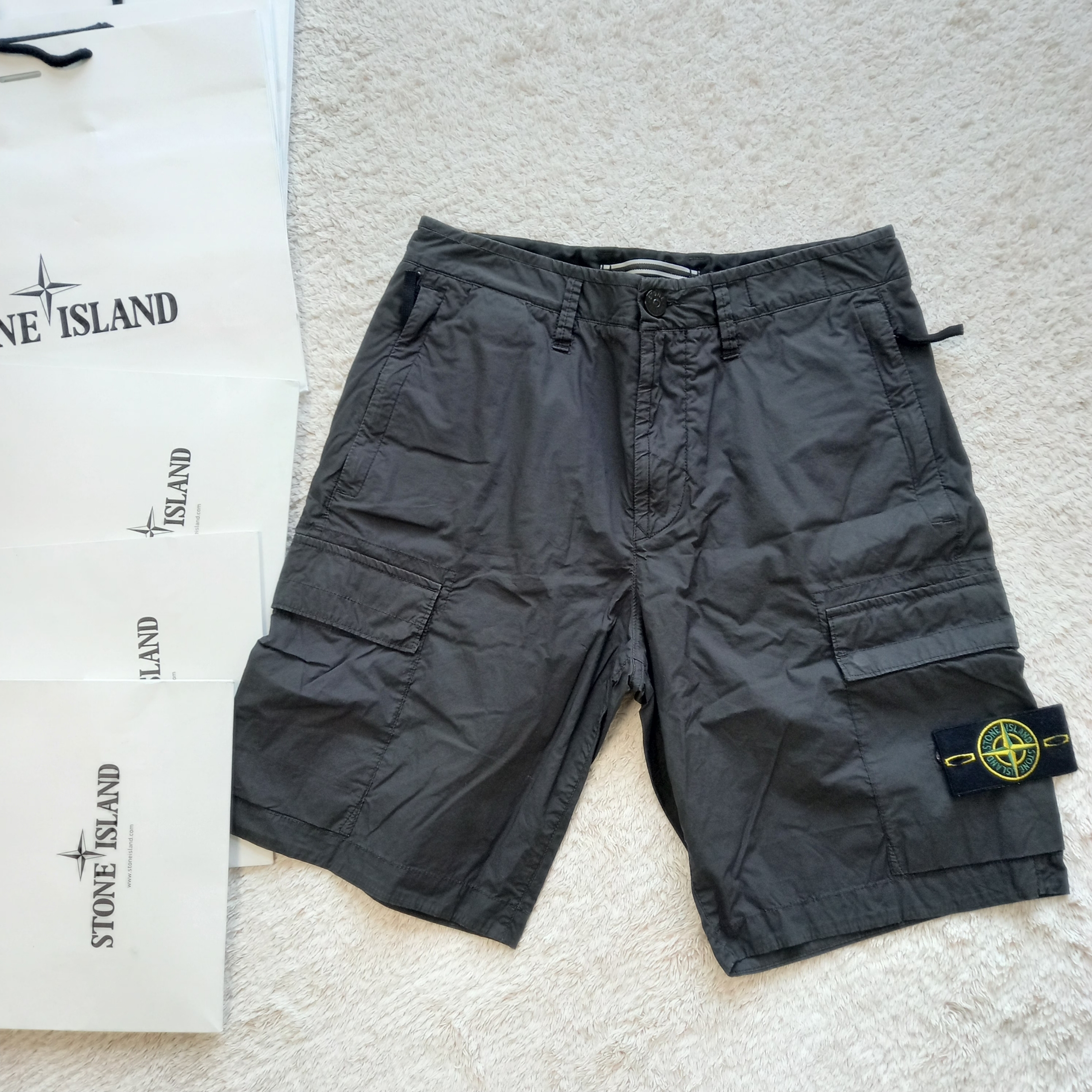 Stone Island L0803 Stretch Cotton Tela Paracadute Garment Dyed Cargo Bermuda Shorts Black - 22SS 착용 스타일 - 1