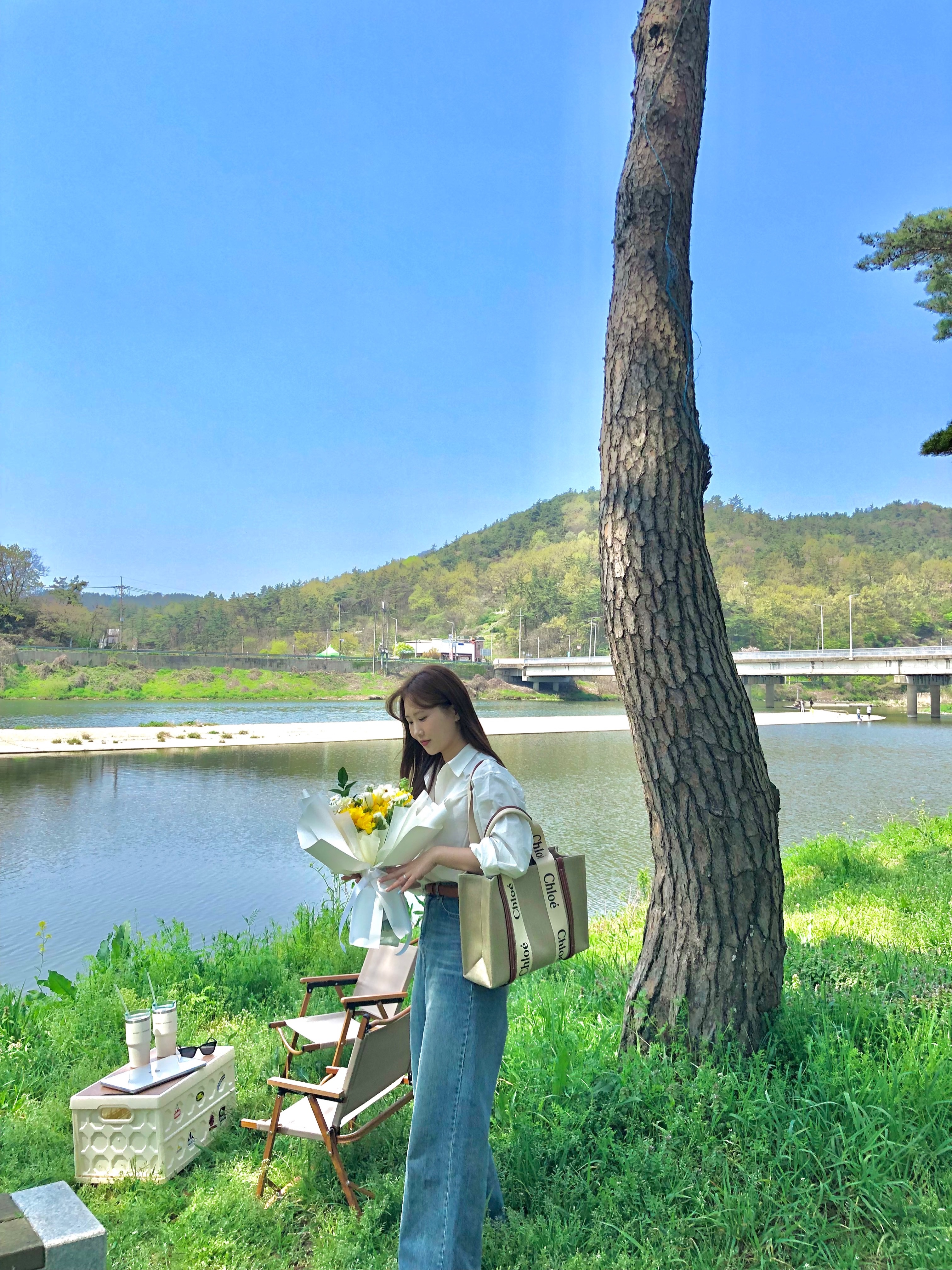 Chloe Woody Medium Tote Bag White Brown 착용 스타일 - 2