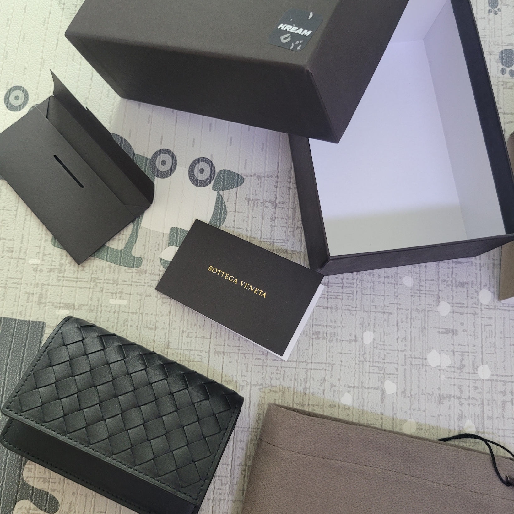 Bottega Veneta Flap Card Case Black 착용 스타일 - 1