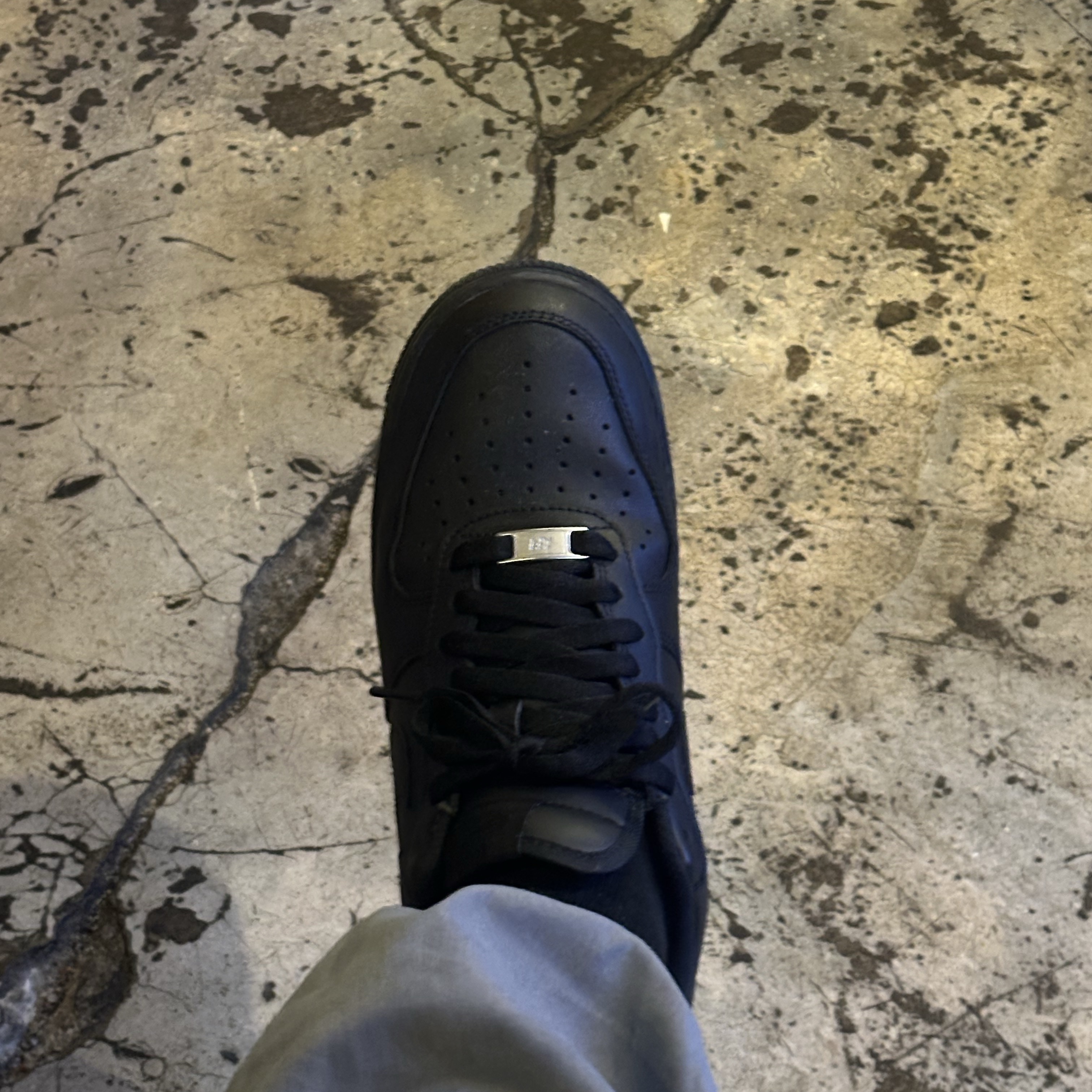 Nike Air Force 1 '07 Low Triple Black 착용 스타일 - 3