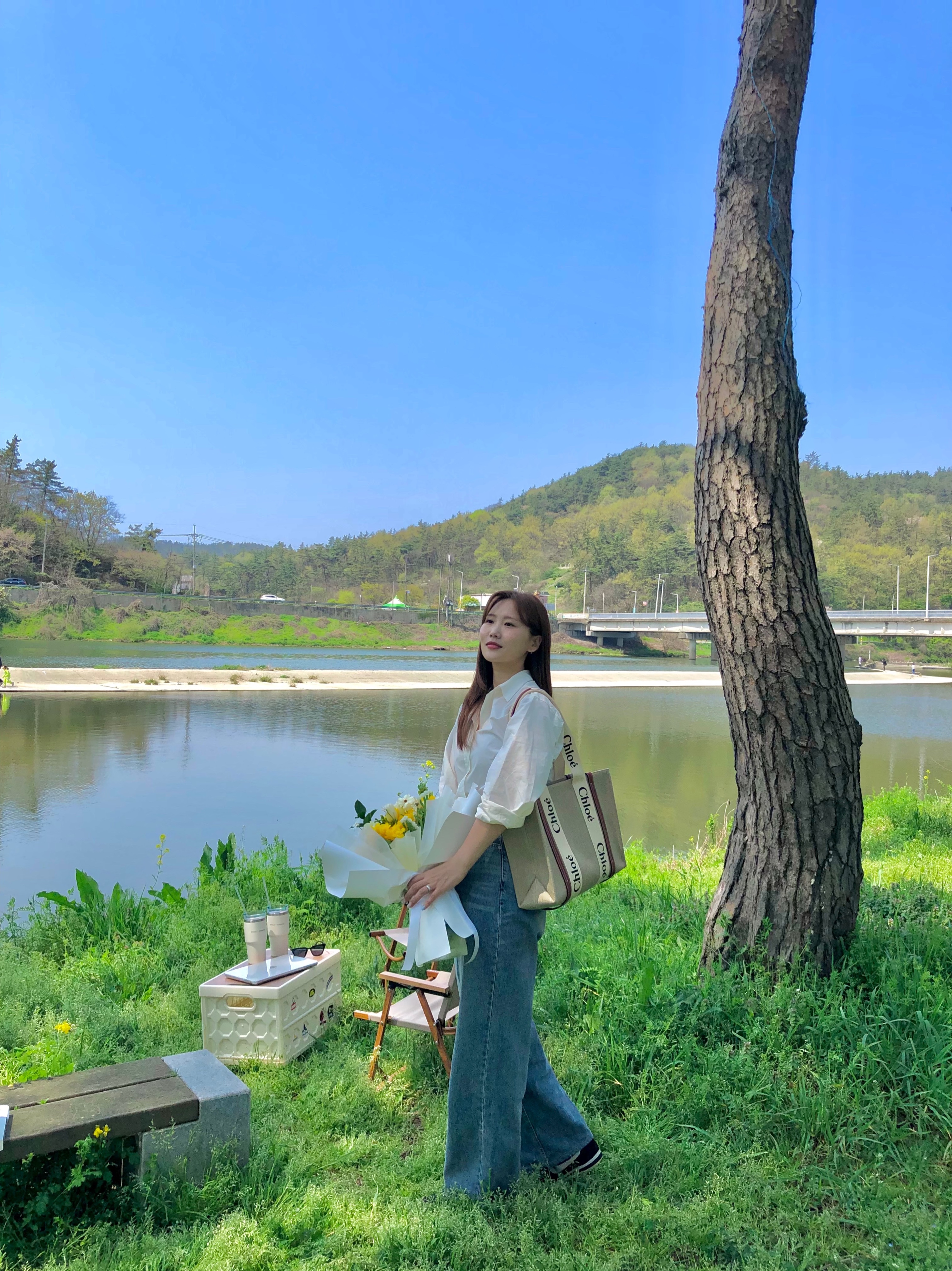 Chloe Woody Medium Tote Bag White Brown 착용 스타일 - 1