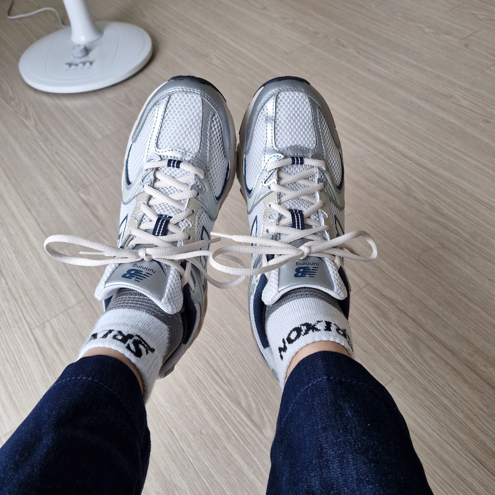 New Balance 530 Steel Grey 착용 스타일 - 1