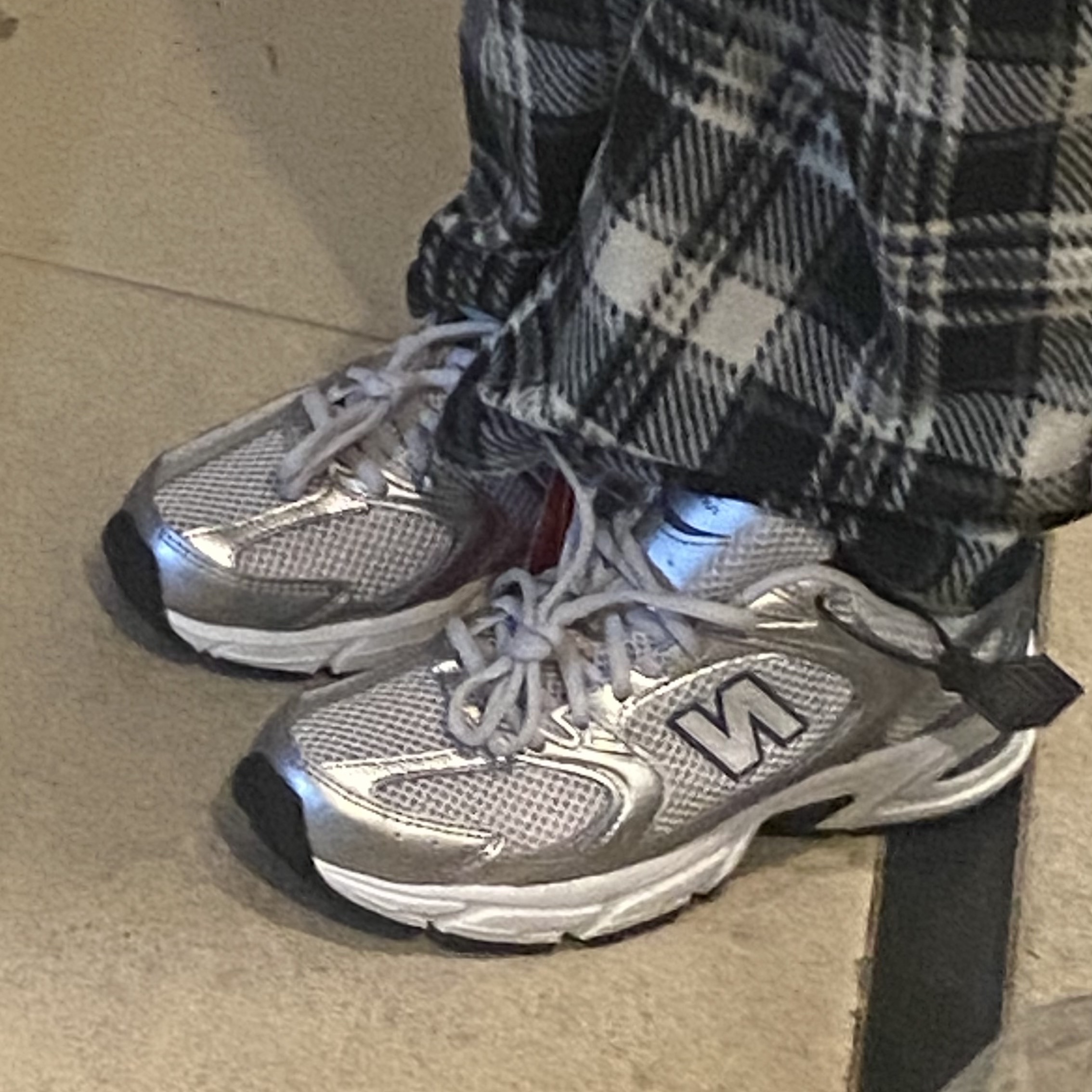 New Balance 530 Grey Matter Silver Metallic 착용 스타일