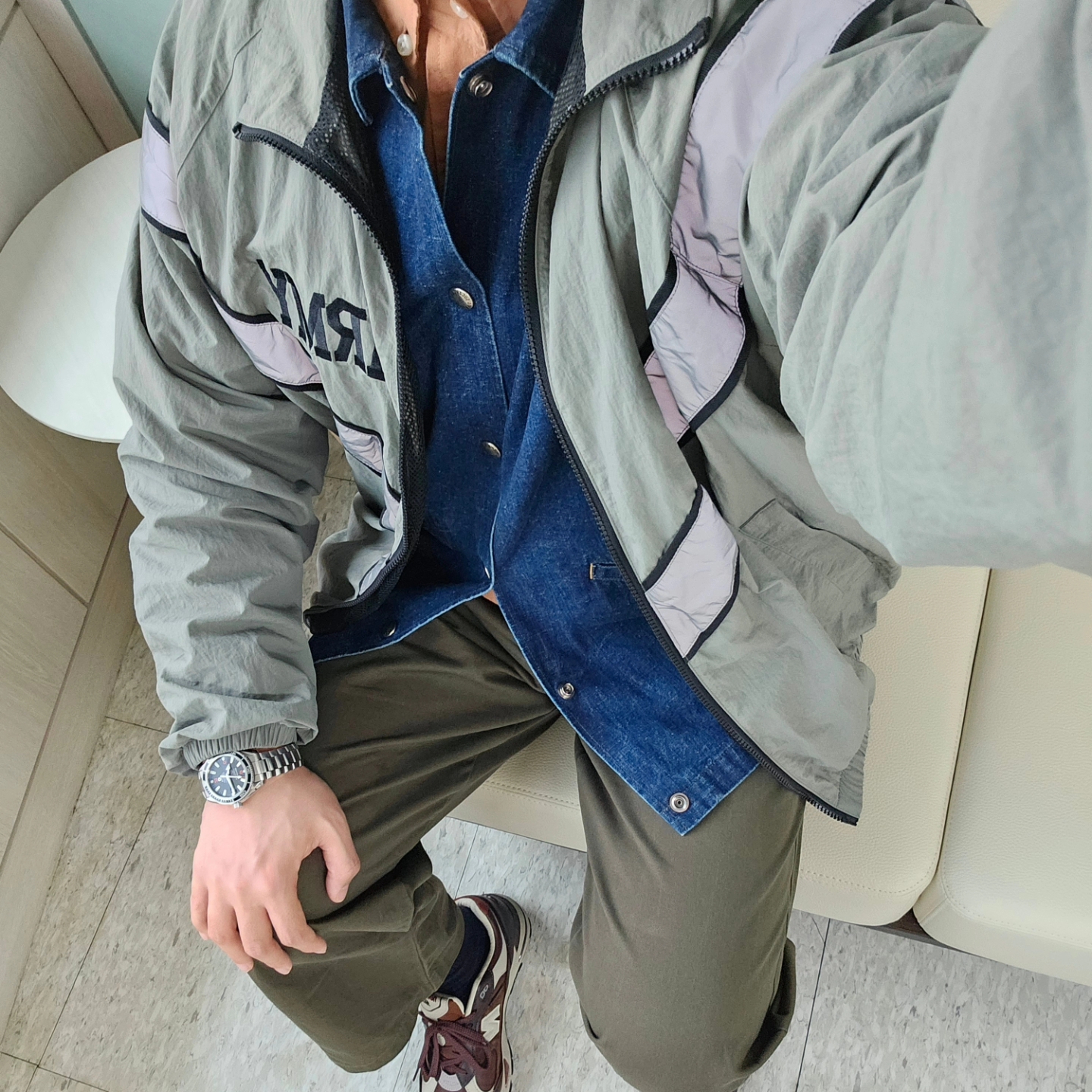 New Balance 991 Made in UK Earth French Roast, Omega Seamaster Planet Ocean 600M Co Axial Master Chronometer Steel Black 착용 스타일 - 5