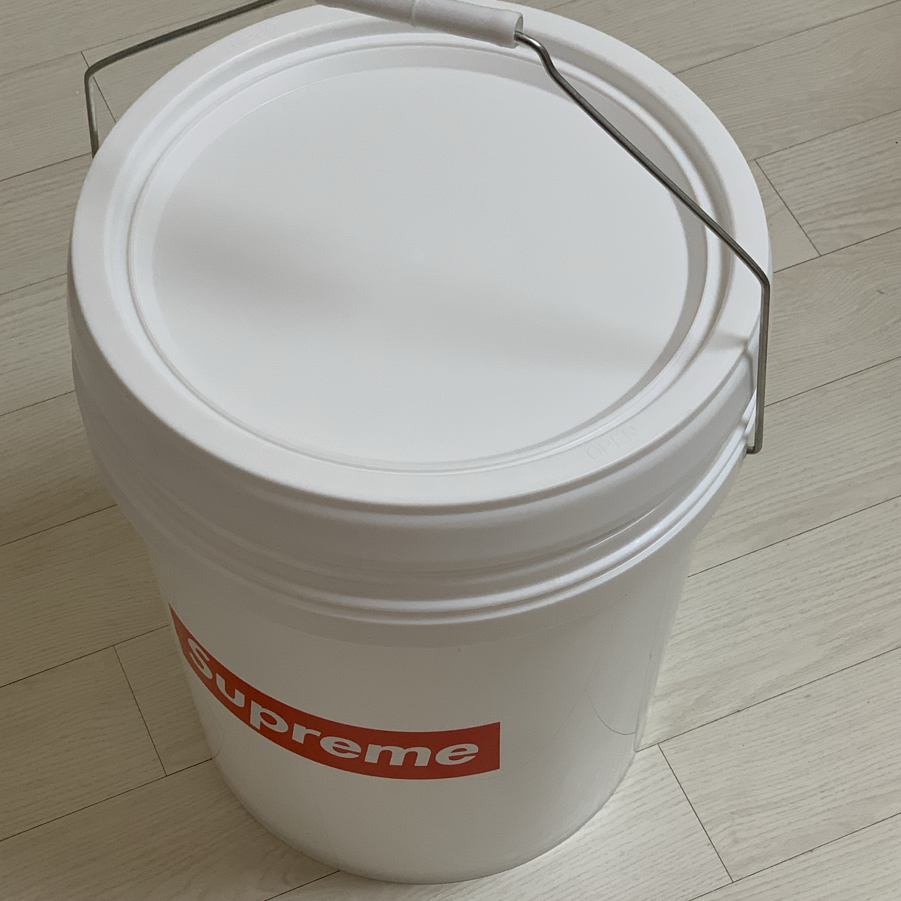 Supreme x Leaktite 5-Gallon Bucket White - 24SS 착용 스타일