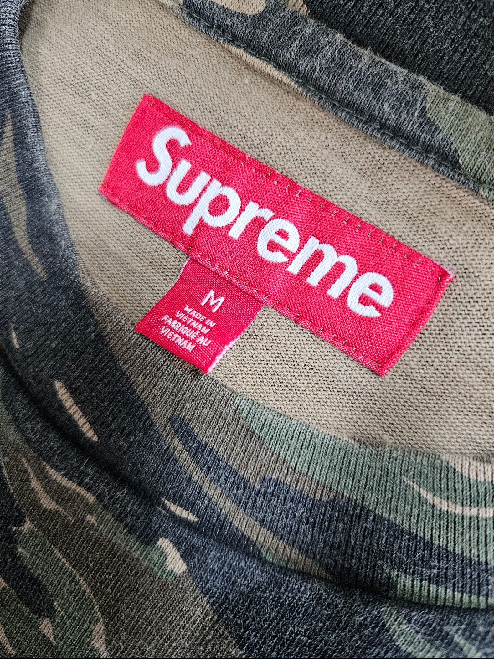 Supreme S/S Pocket T-Shirt Tiger Camo - 24SS, Supreme Box Logo Mesh Back New Era Woodland Camo - 24SS 착용 스타일 - 7