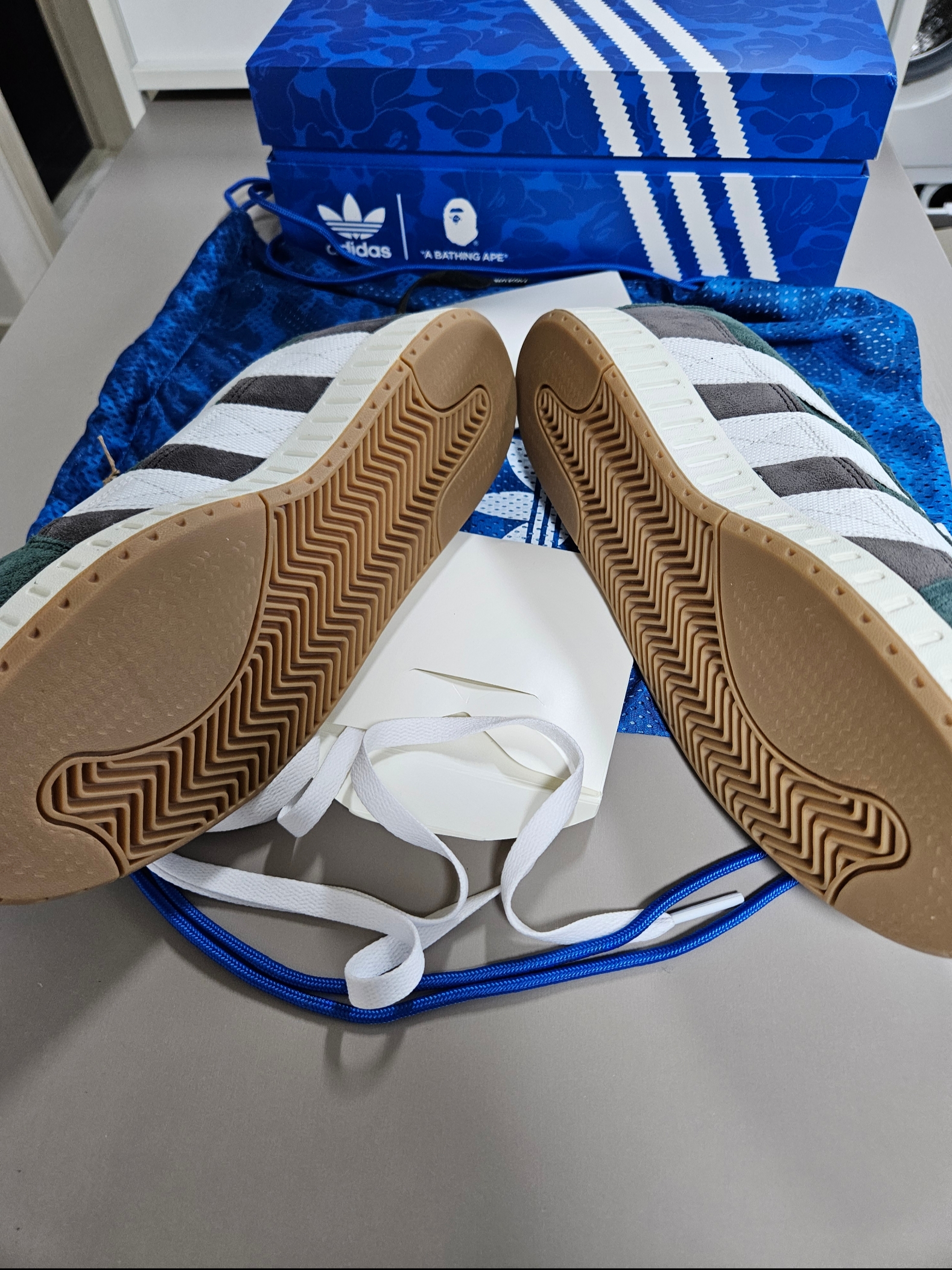 Adidas x BAPE Lawsuit Shadow Green Cloud White 착용 스타일 - 3