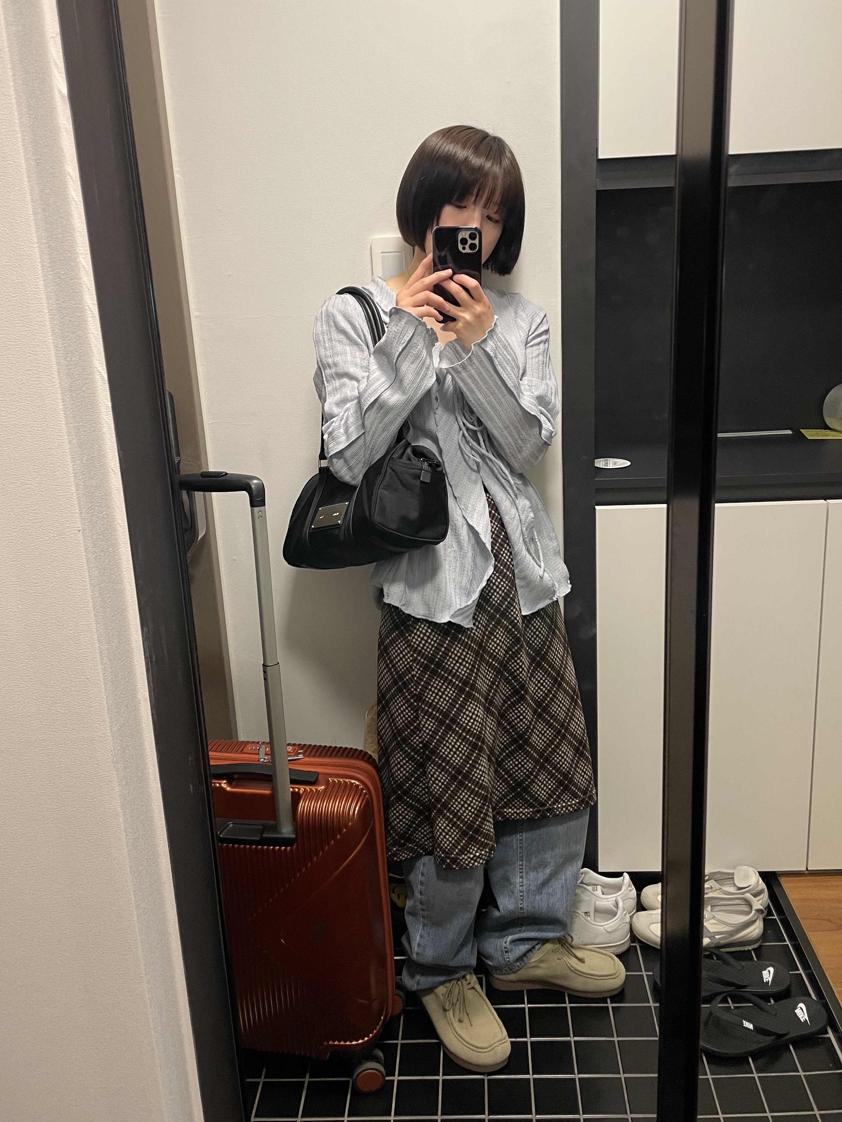 Matin Kim Sporty Tote Bag Black 착용 스타일