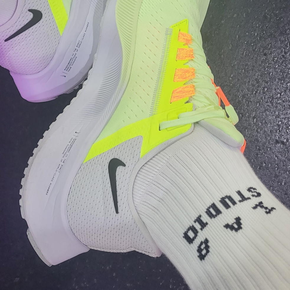 Nike Air Zoom Pegasus 38 Barely Volt Black, IAB Studio Socks White (5 Pack) 착용 스타일