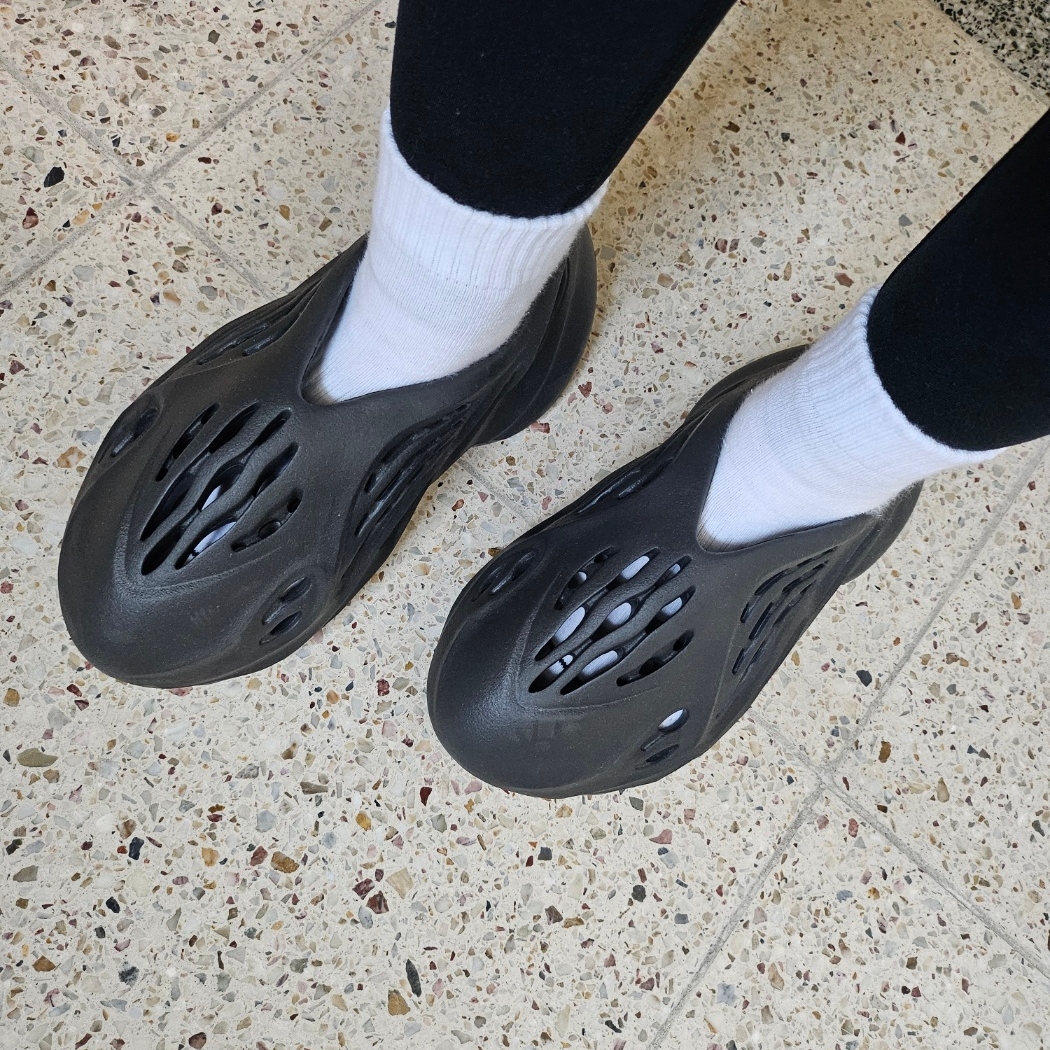 Adidas Yeezy Foam RNNR Onyx 착용 스타일 - 3