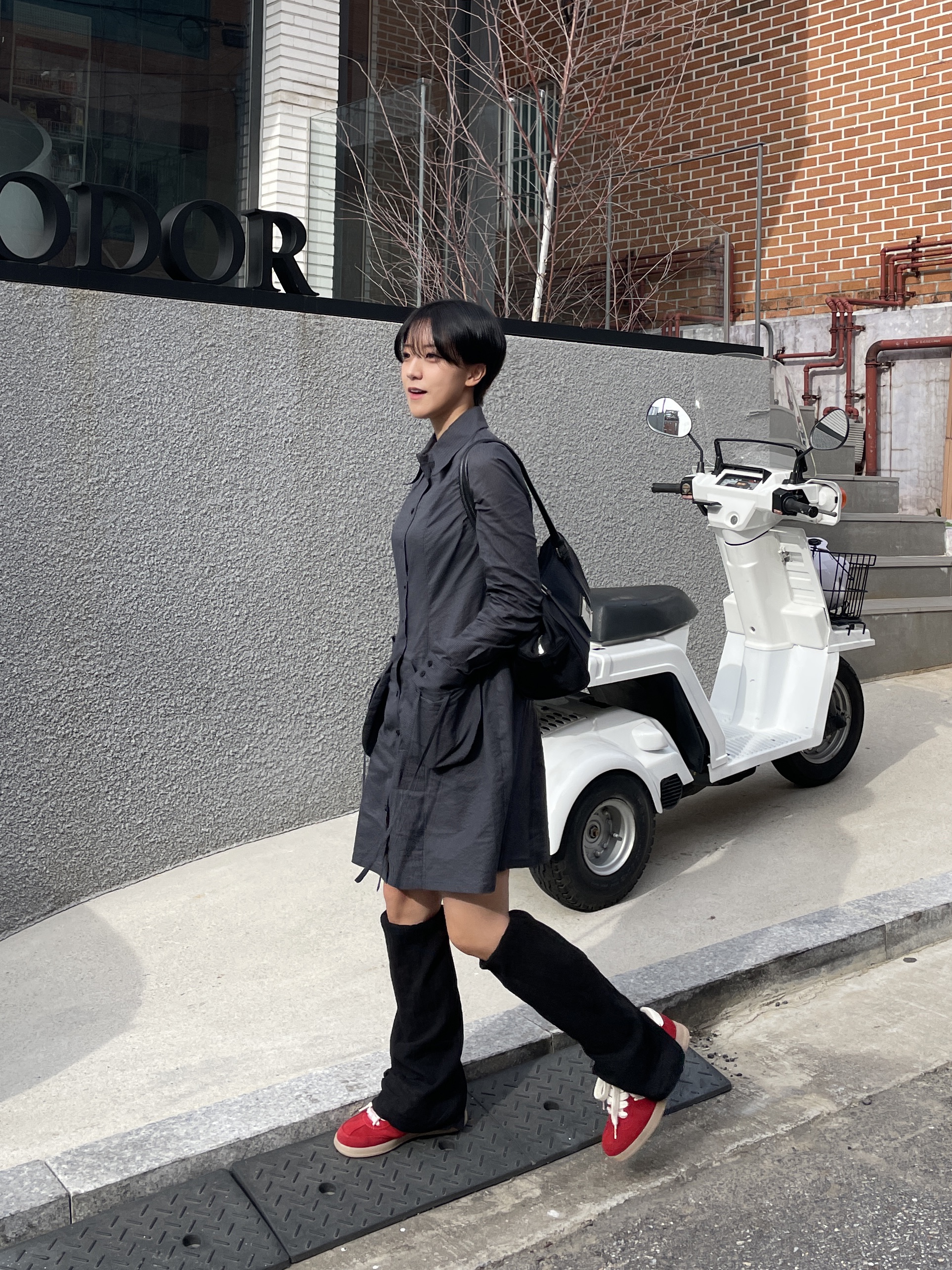 Matin Kim Sporty Tote Bag Black 착용 스타일 - 1