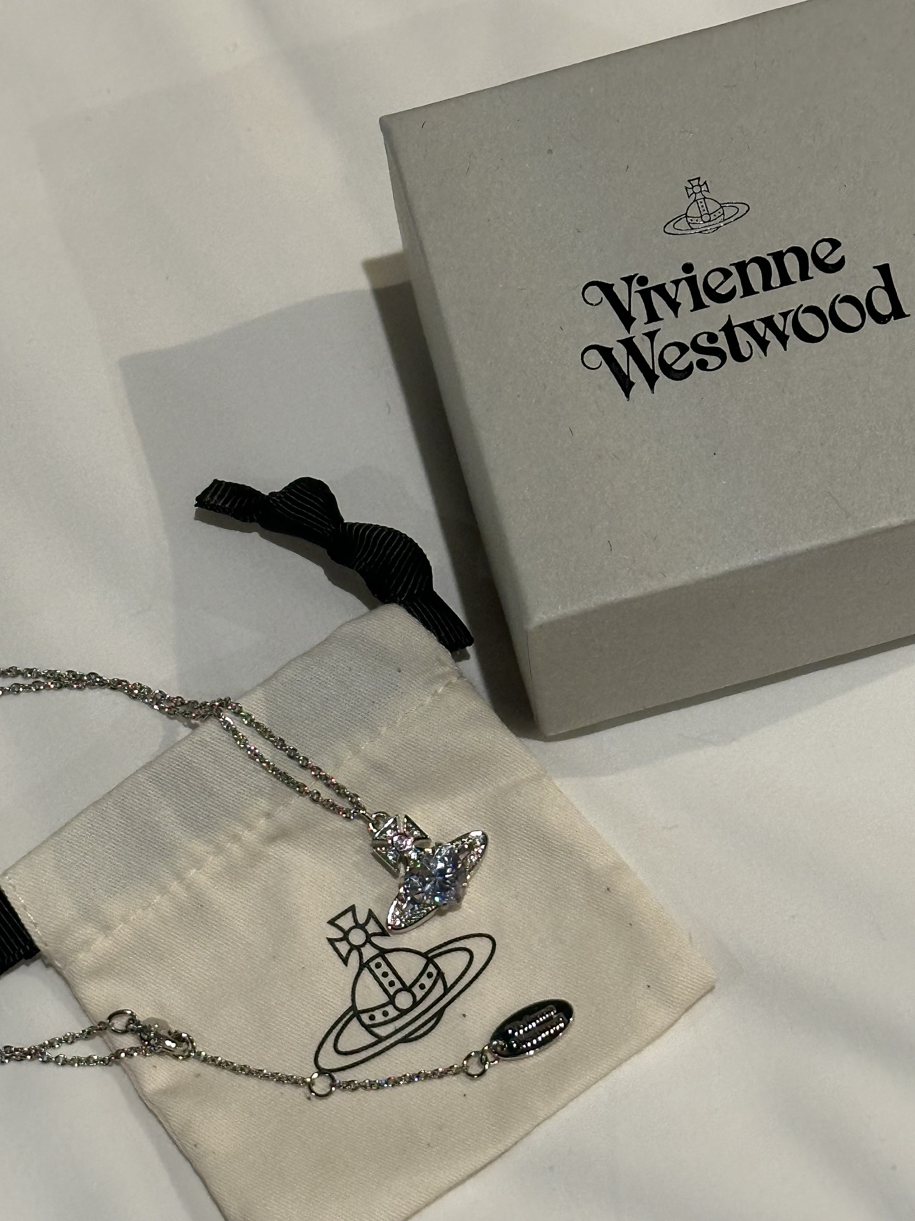 Vivienne Westwood Ariella Pendant Platinum 착용 스타일