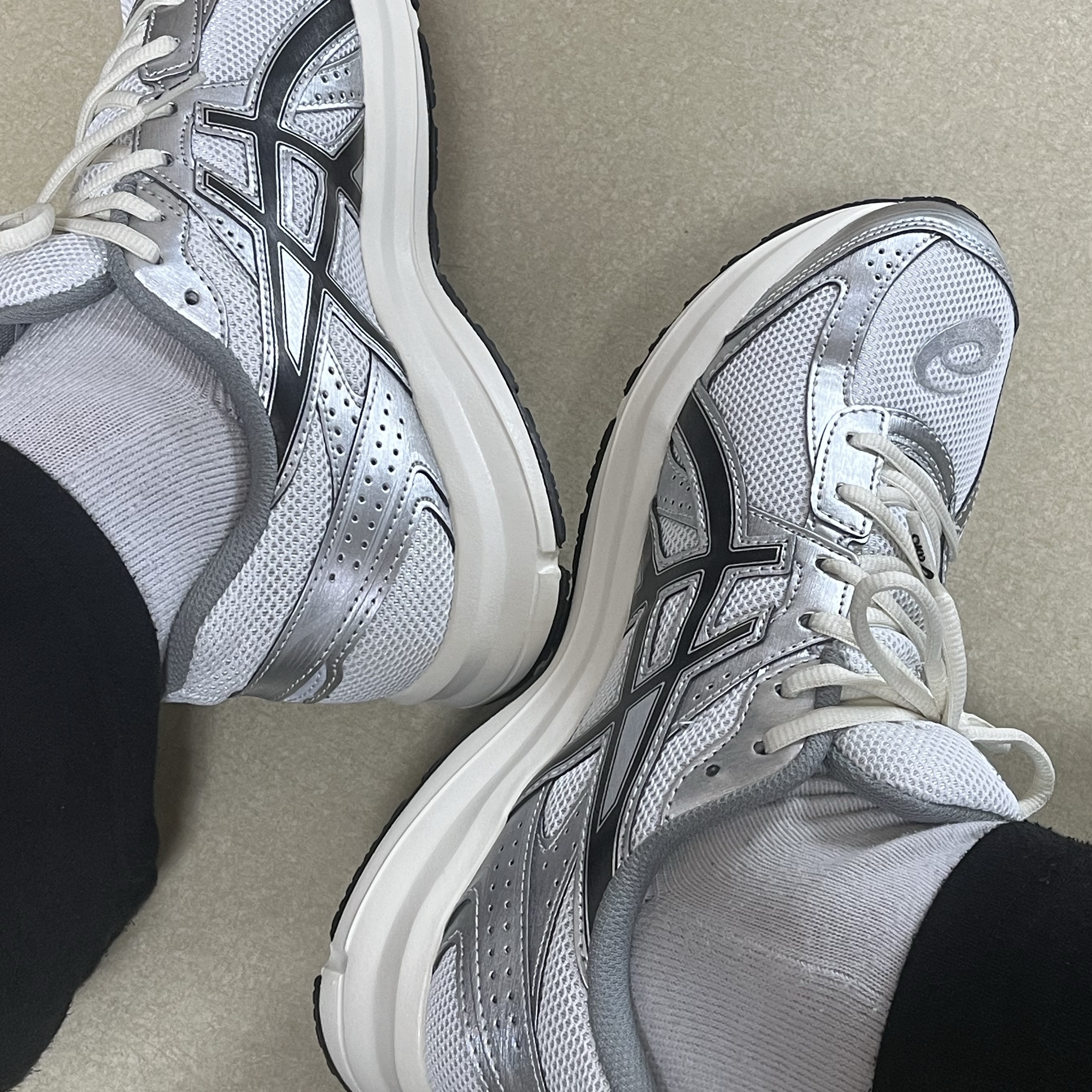Asics Jog 100 S White Black - 2E Wide 착용 스타일 - 2