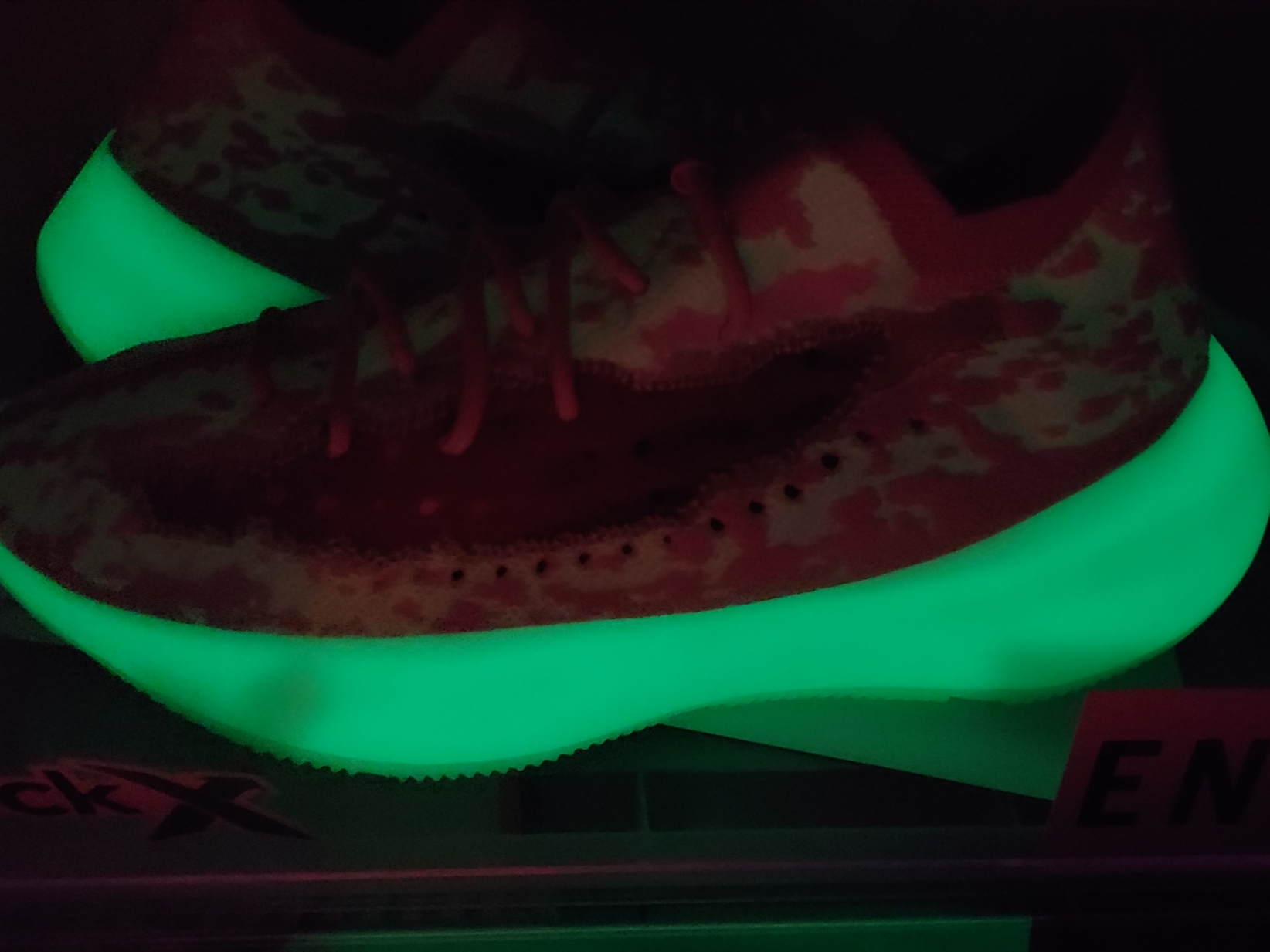 Adidas Yeezy Boost 380 Calcite Glow 착용 스타일 - 1