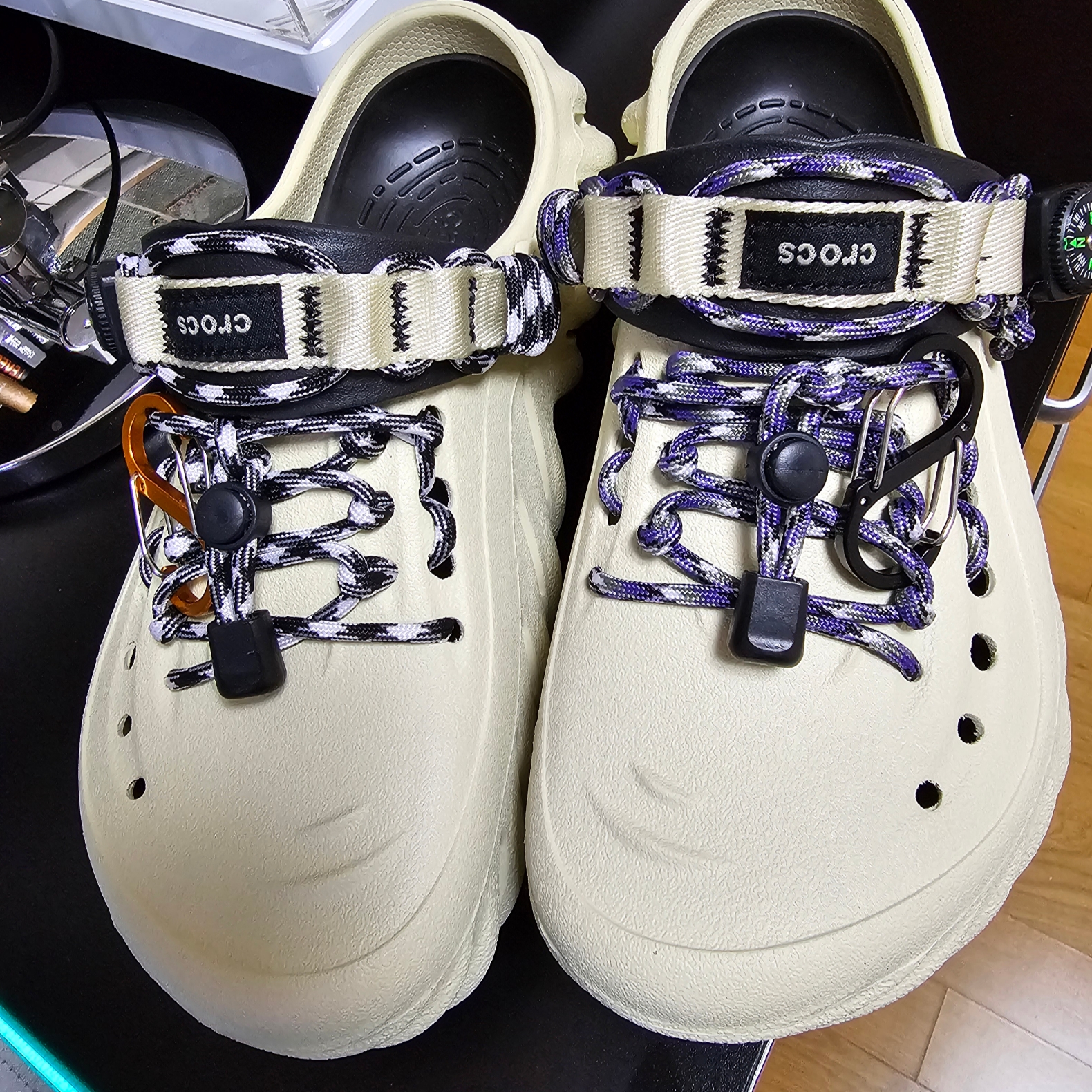 Crocs Echo Clog Bone Black 착용 스타일 - 2