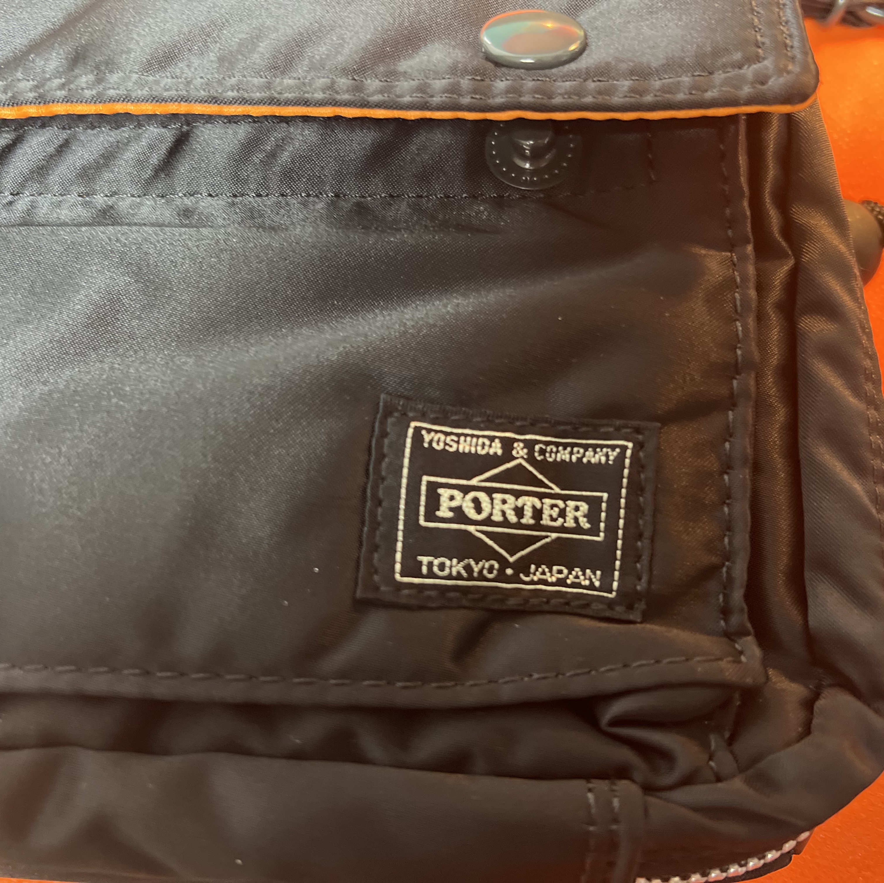 Porter Tanker Shoulder Bag Black 착용 스타일 - 2