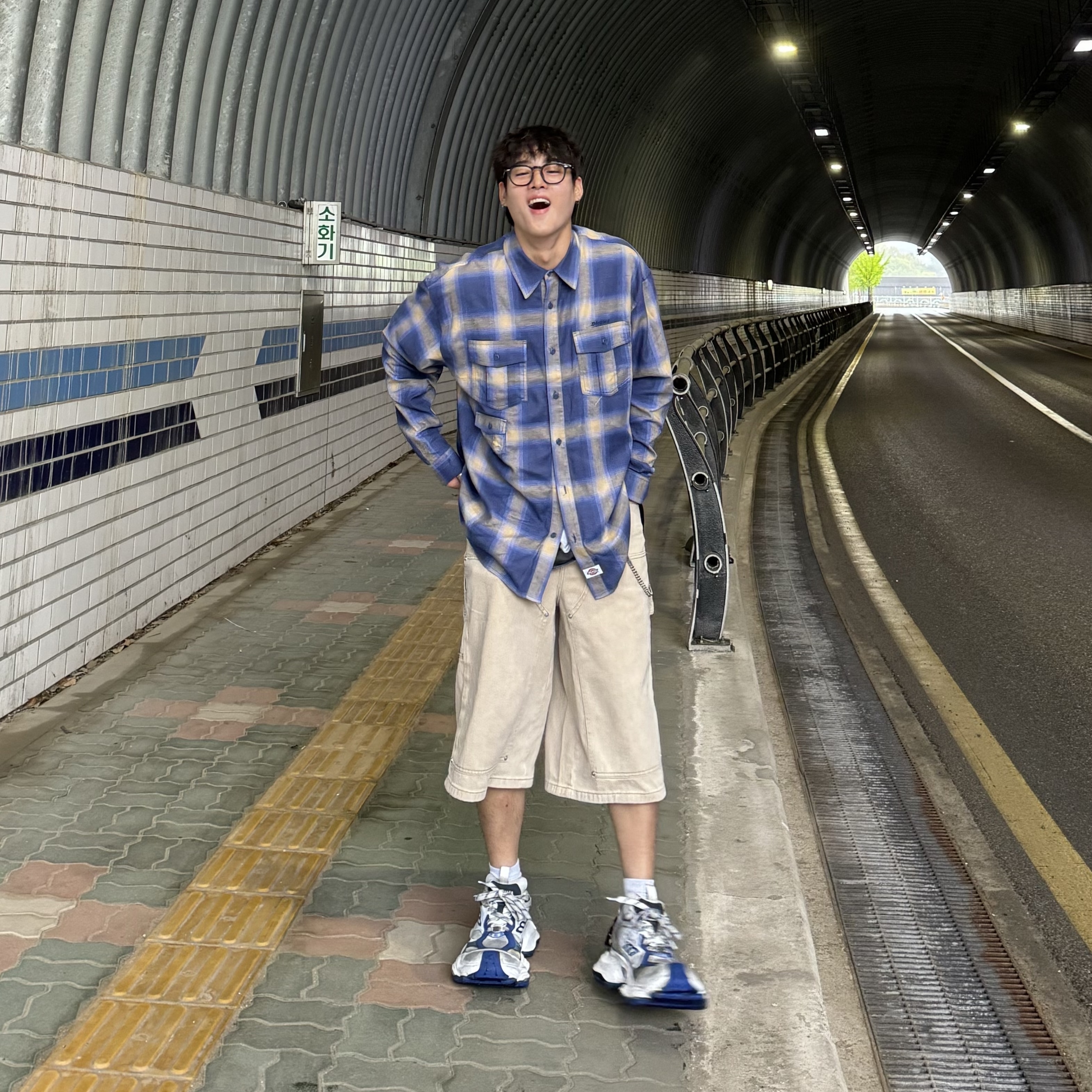 Balenciaga Cargo Sneakers Grey White Blue 착용 스타일 - 3
