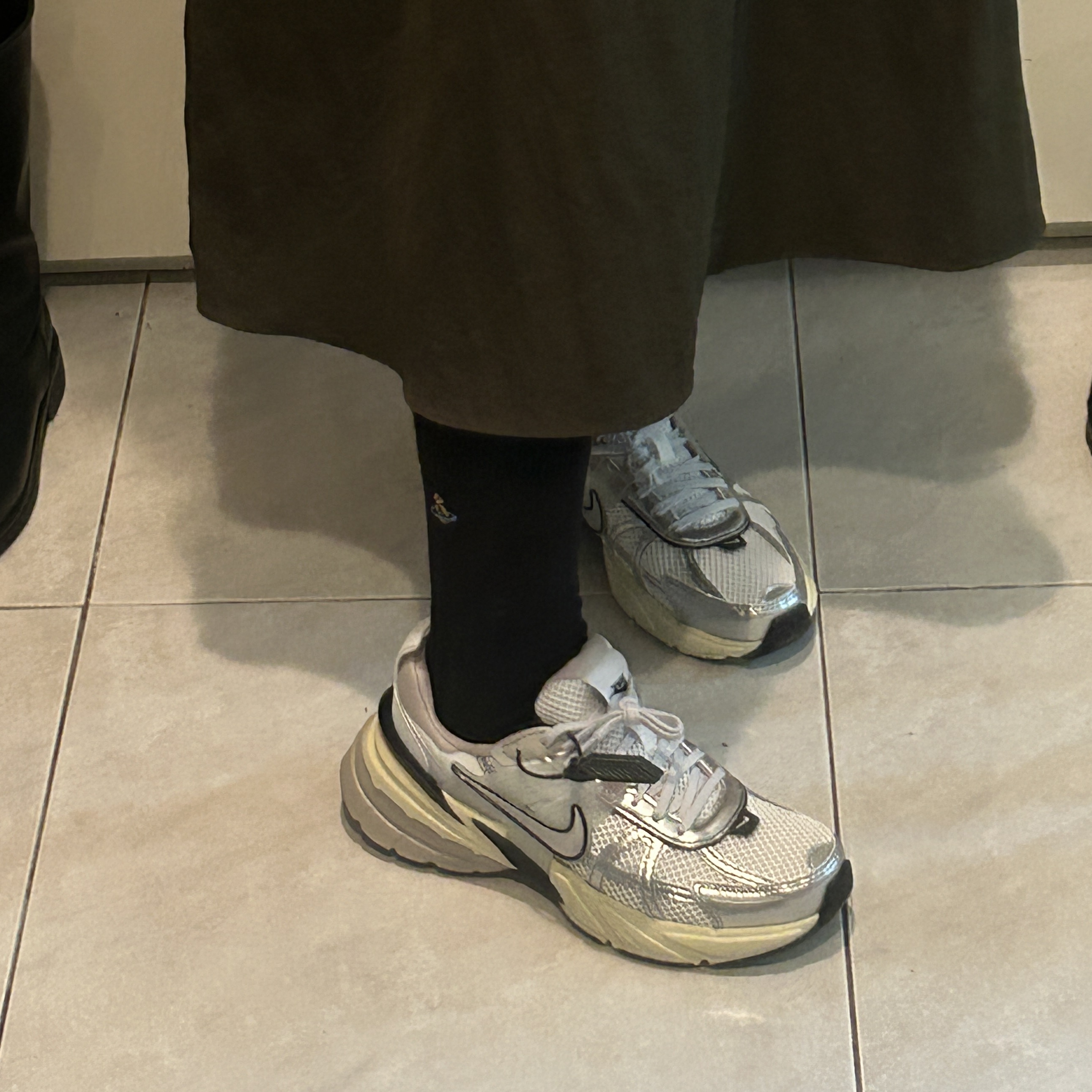 Nike V2K Run Summit White Metallic Silver 착용 스타일
