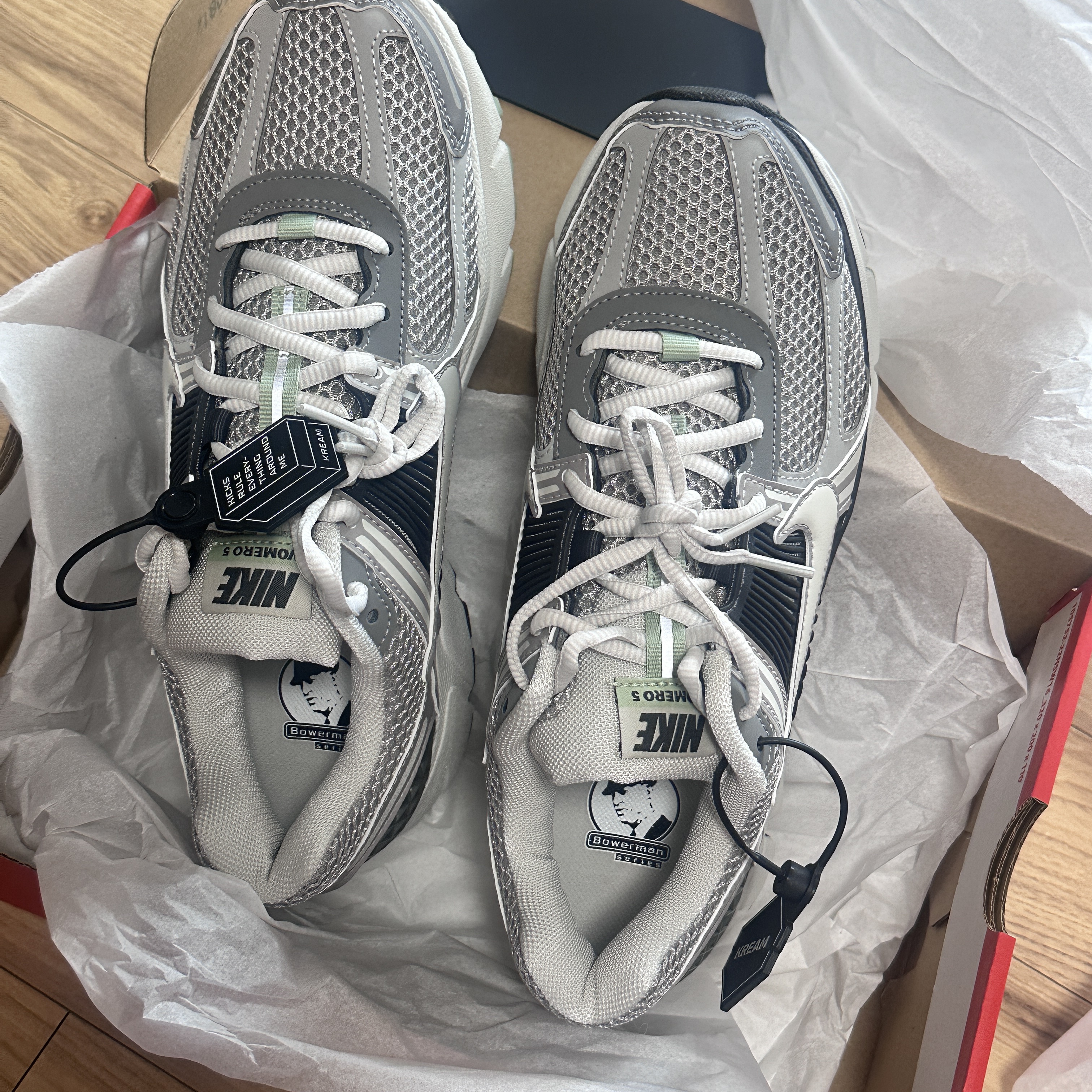 (W) Nike Zoom Vomero 5 Cobblestone and Flat Pewter 착용 스타일