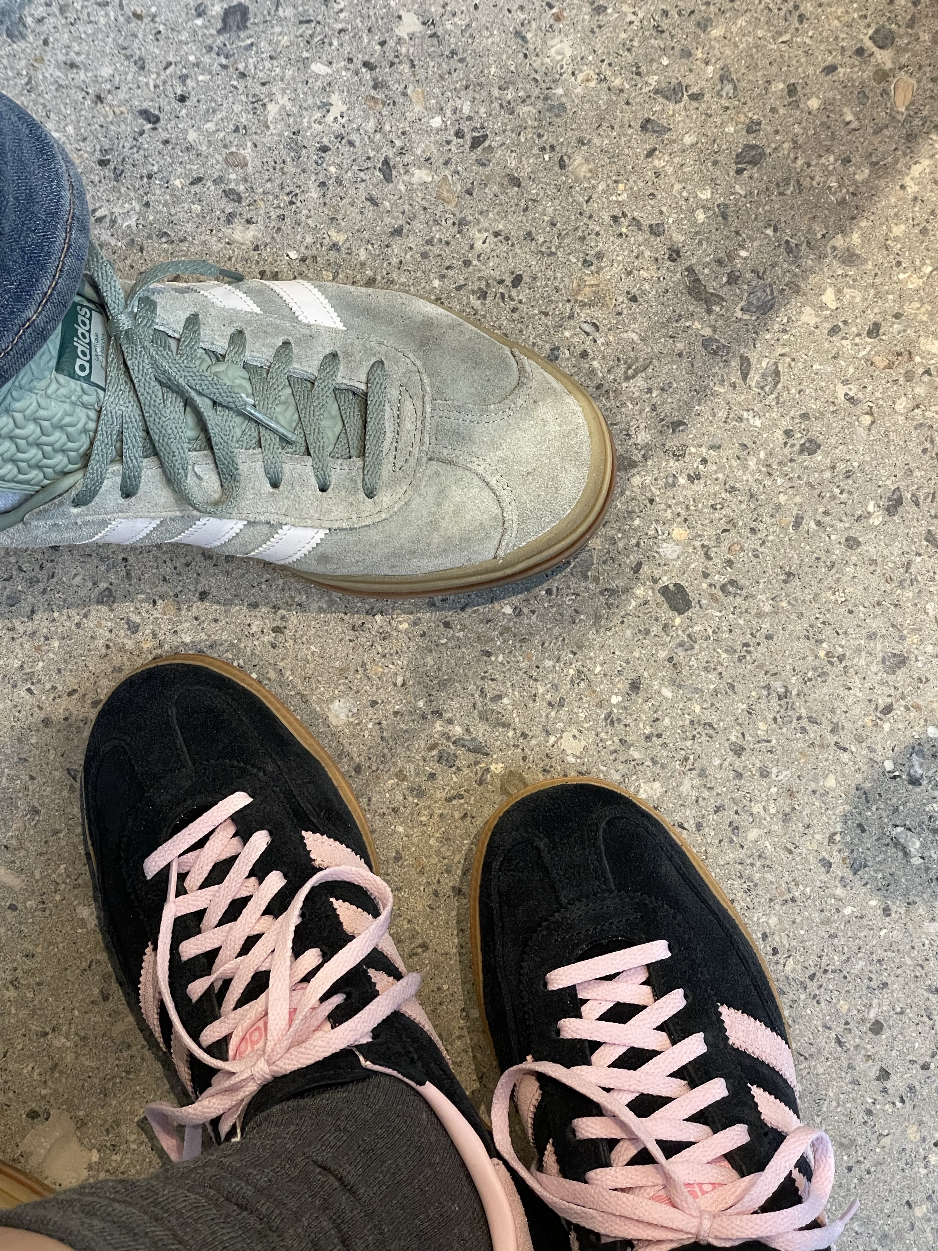 (W) Adidas Spezial Handball Core Black Clear Pink, (W) Adidas Gazelle Bold Silver Green Cloud White 착용 스타일 - 2
