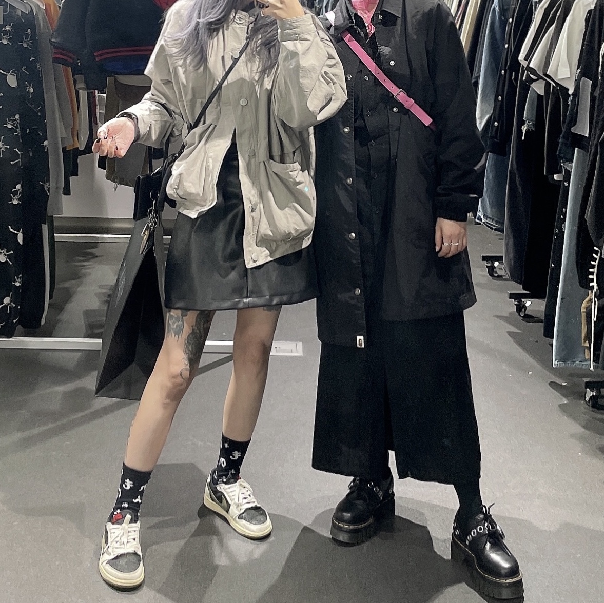 Jacquemus Le Bambino Long Flap Bag Neon Pink, (W) Jordan 1 x Travis Scott Retro Low OG SP Medium Olive 착용 스타일