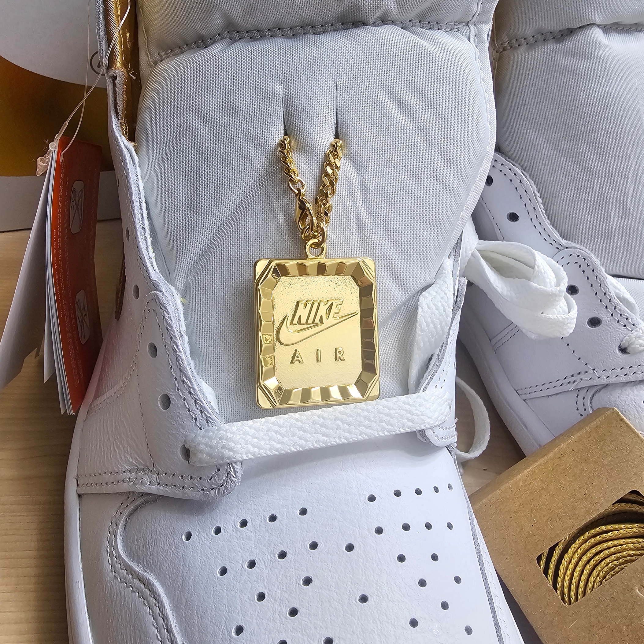 (W) Jordan 1 Retro High OG White Gold 착용 스타일 - 1