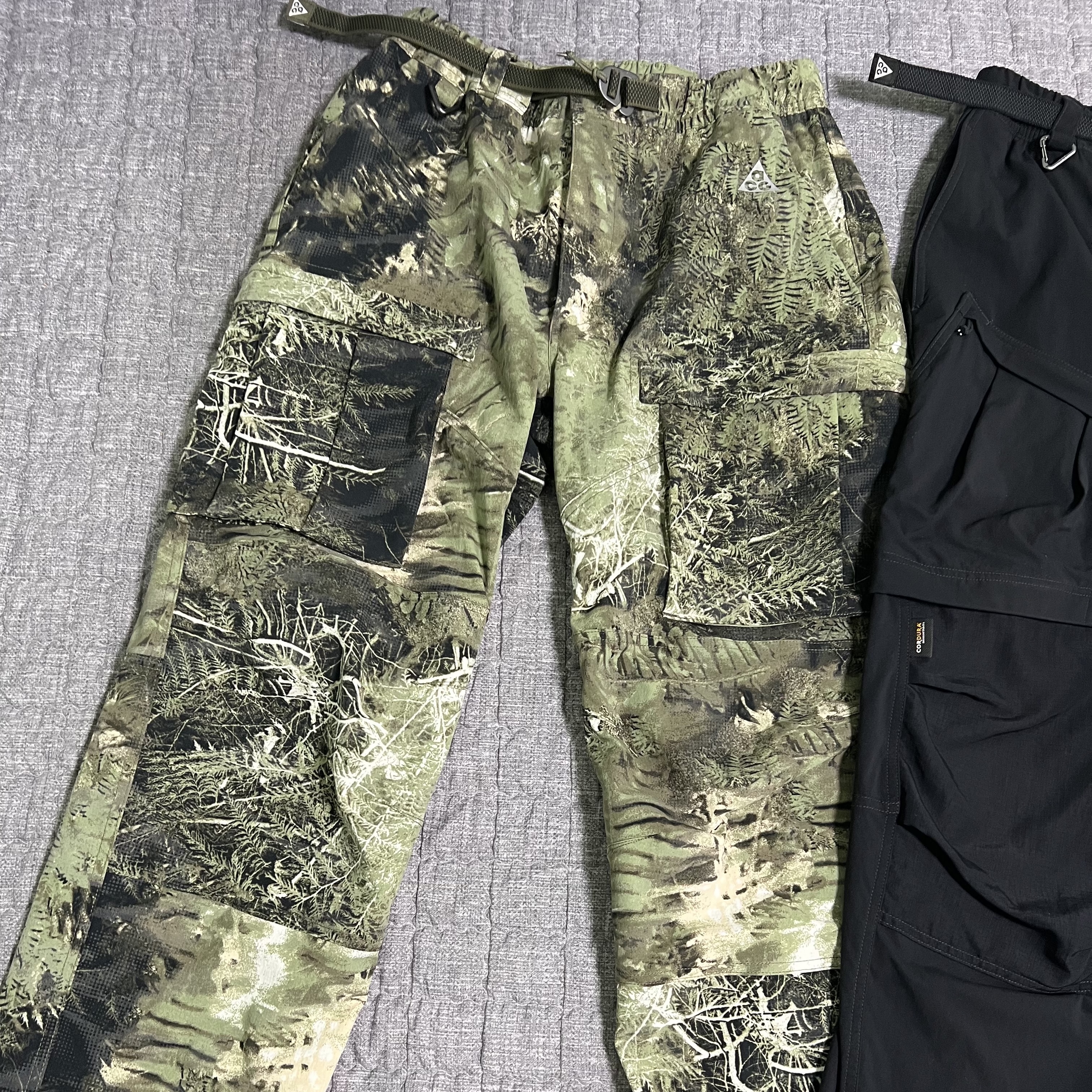 Nike ACG Smith Summit Cargo Pants Black - Asia, Nike ACG Smith Summit Allover Print Cargo Pants Oil Green - Asia 착용 스타일 - 2