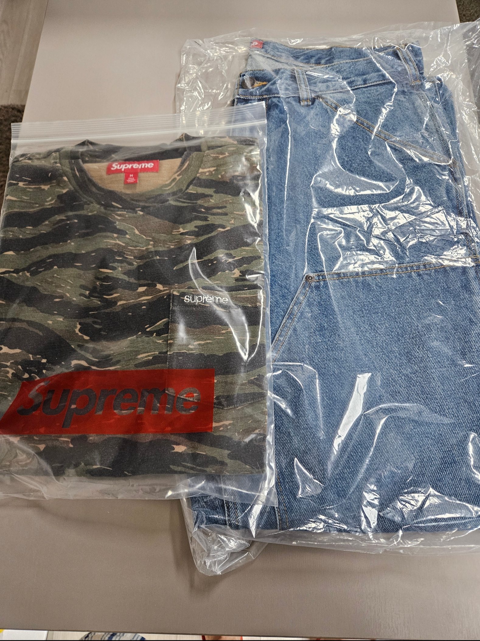 Supreme S/S Pocket T-Shirt Tiger Camo - 24SS, Supreme Box Logo Mesh Back New Era Woodland Camo - 24SS 착용 스타일 - 3