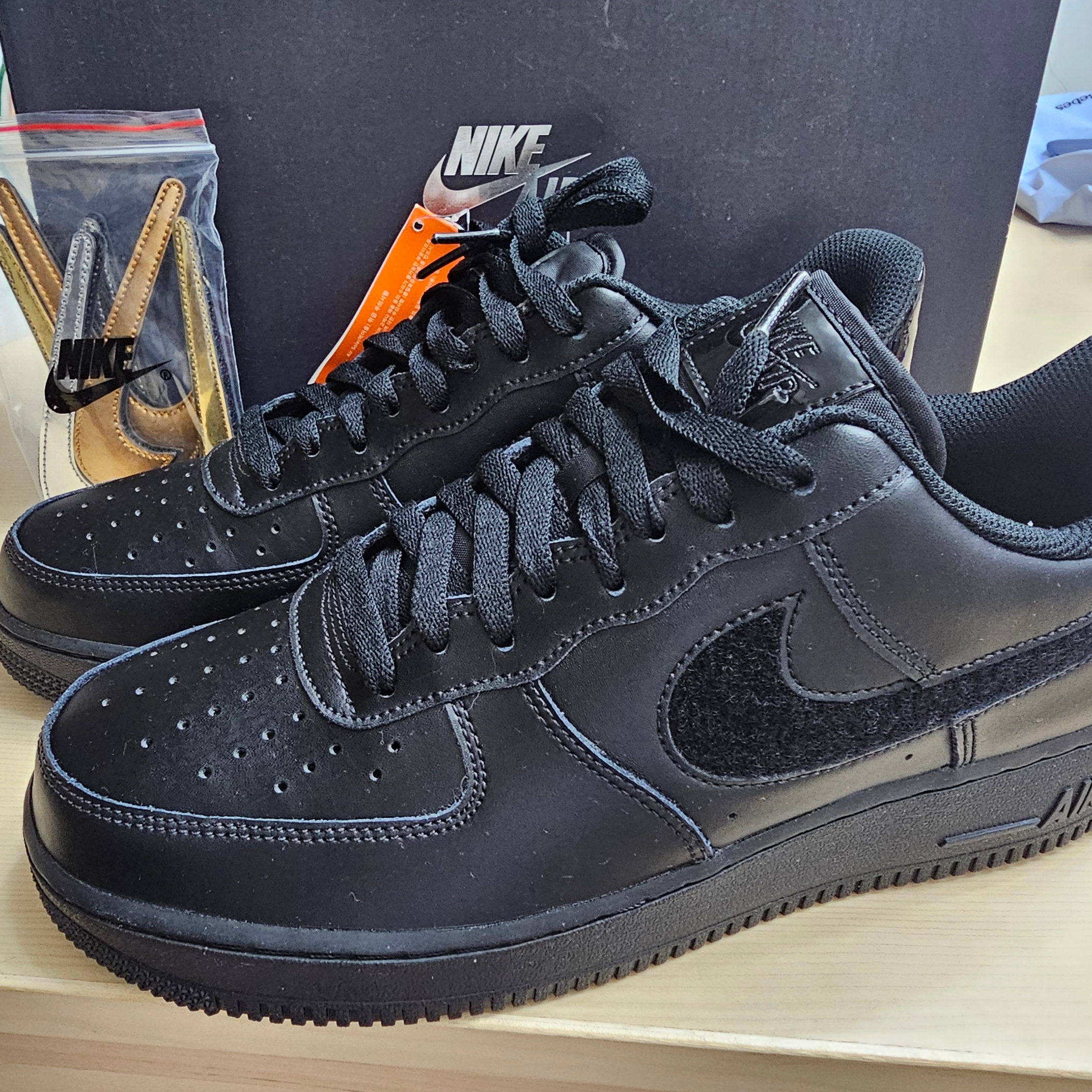 Nike Air Force 1 Low Black Metallic Gold Removable Swoosh Pack 착용 스타일 - 7