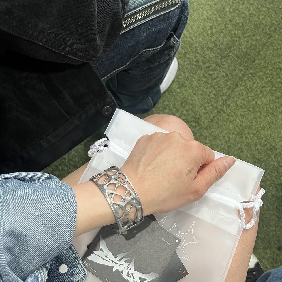 Test Artifact Shard Bracelet 001 Bash Edition Steel 착용 스타일