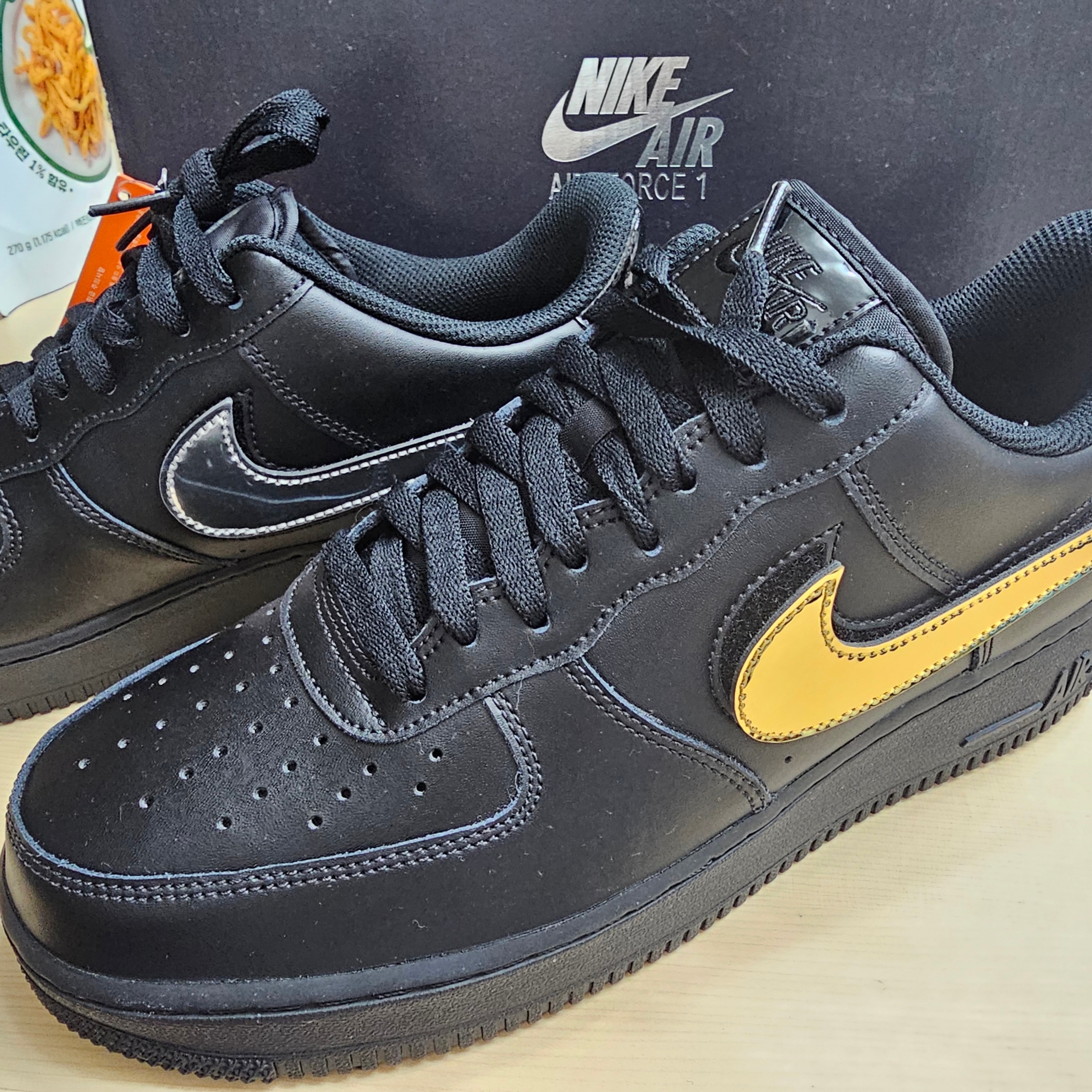 Nike Air Force 1 Low Black Metallic Gold Removable Swoosh Pack 착용 스타일 - 2