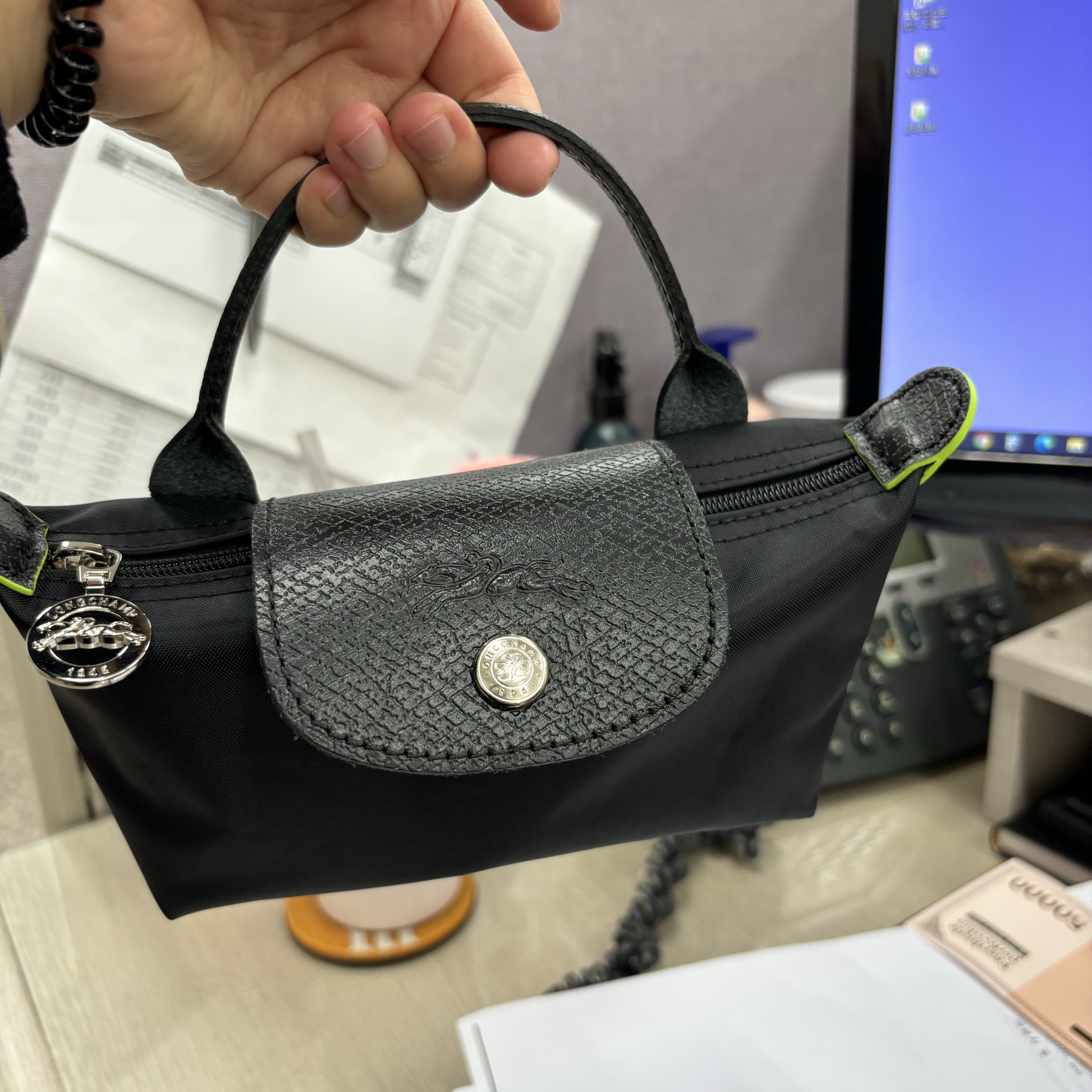 Longchamp Le Pliage Green Handle Pouch Black 착용 스타일