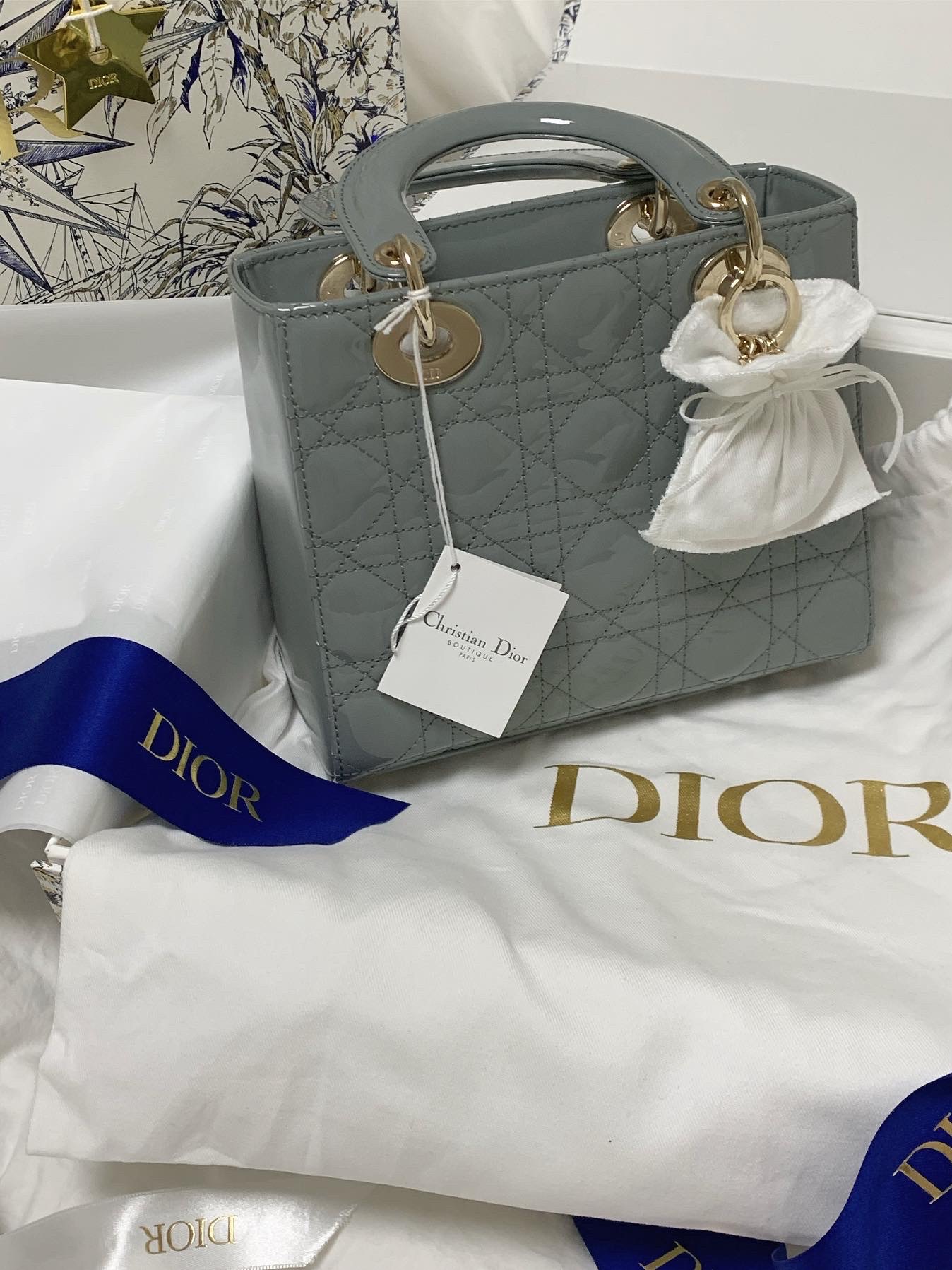 Dior Small Lady Bag Patent Cannage Calfskin Grey Pale Gold 착용 스타일 - 2