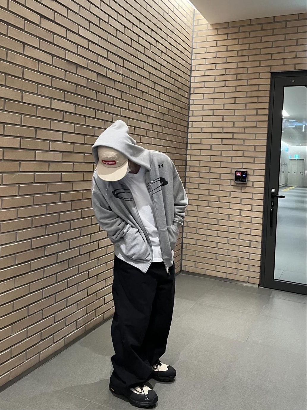 Opening Project Symbol Logo Zip Hoodie Melange Grey, Opening Project Symbol Logo Zip Hoodie Black 착용 스타일