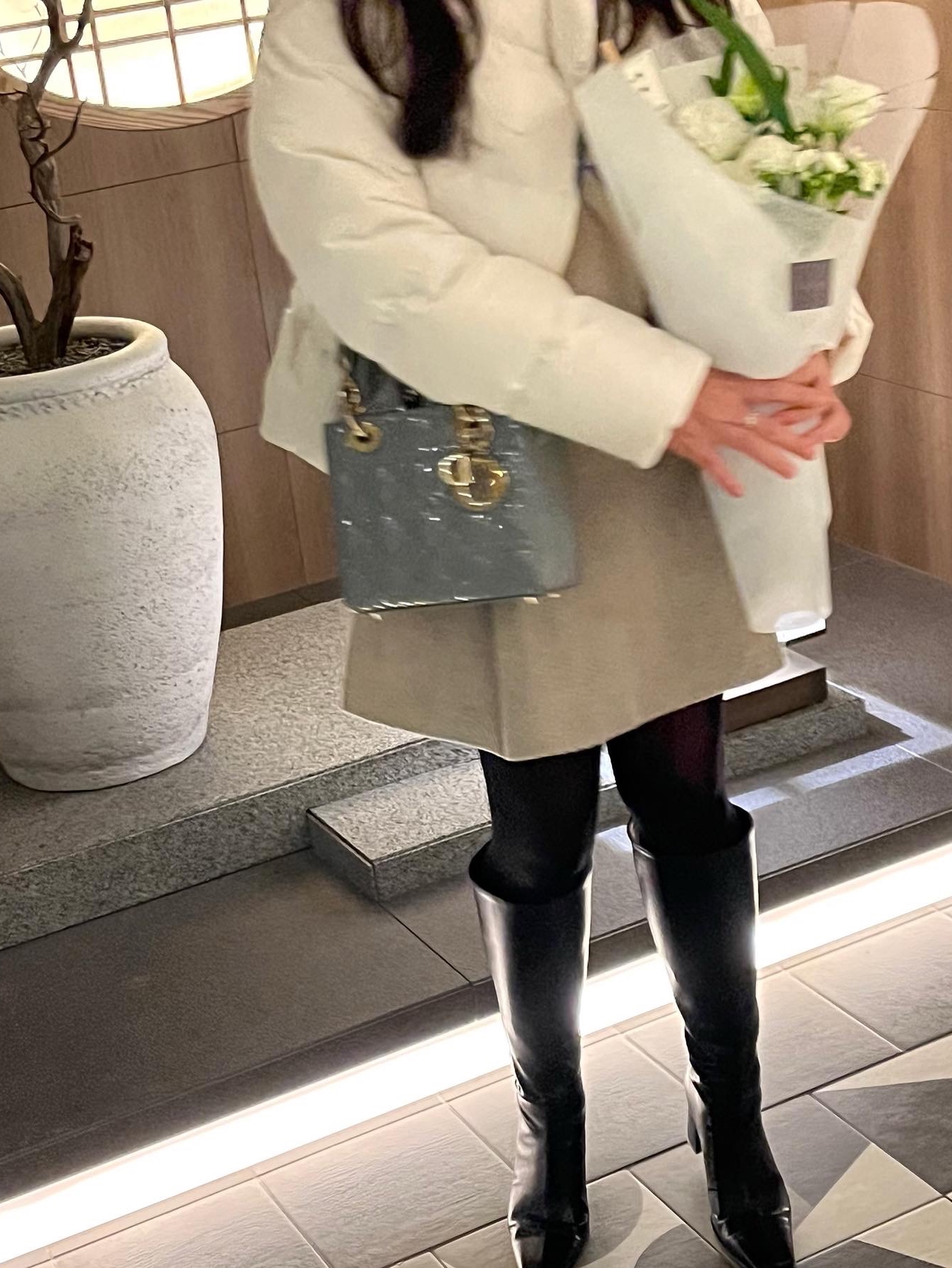 Dior Small Lady Bag Patent Cannage Calfskin Grey Pale Gold 착용 스타일 - 1