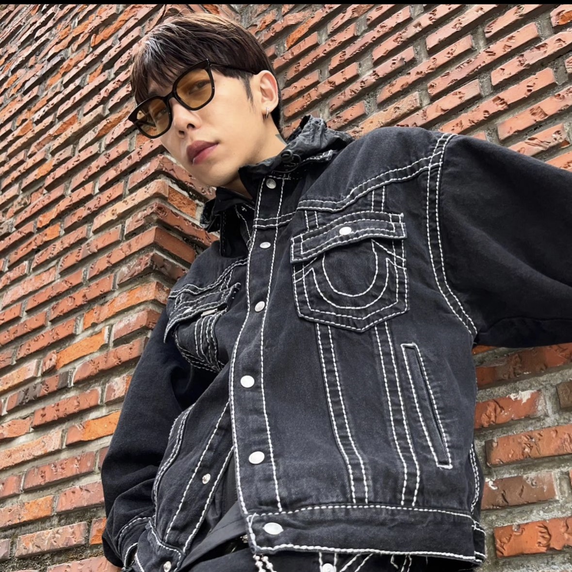 True Religion Big T Origin Trucker Jacket Black, True Religion Classic Cargo Pants Mk-2 Black 착용 스타일 - 1
