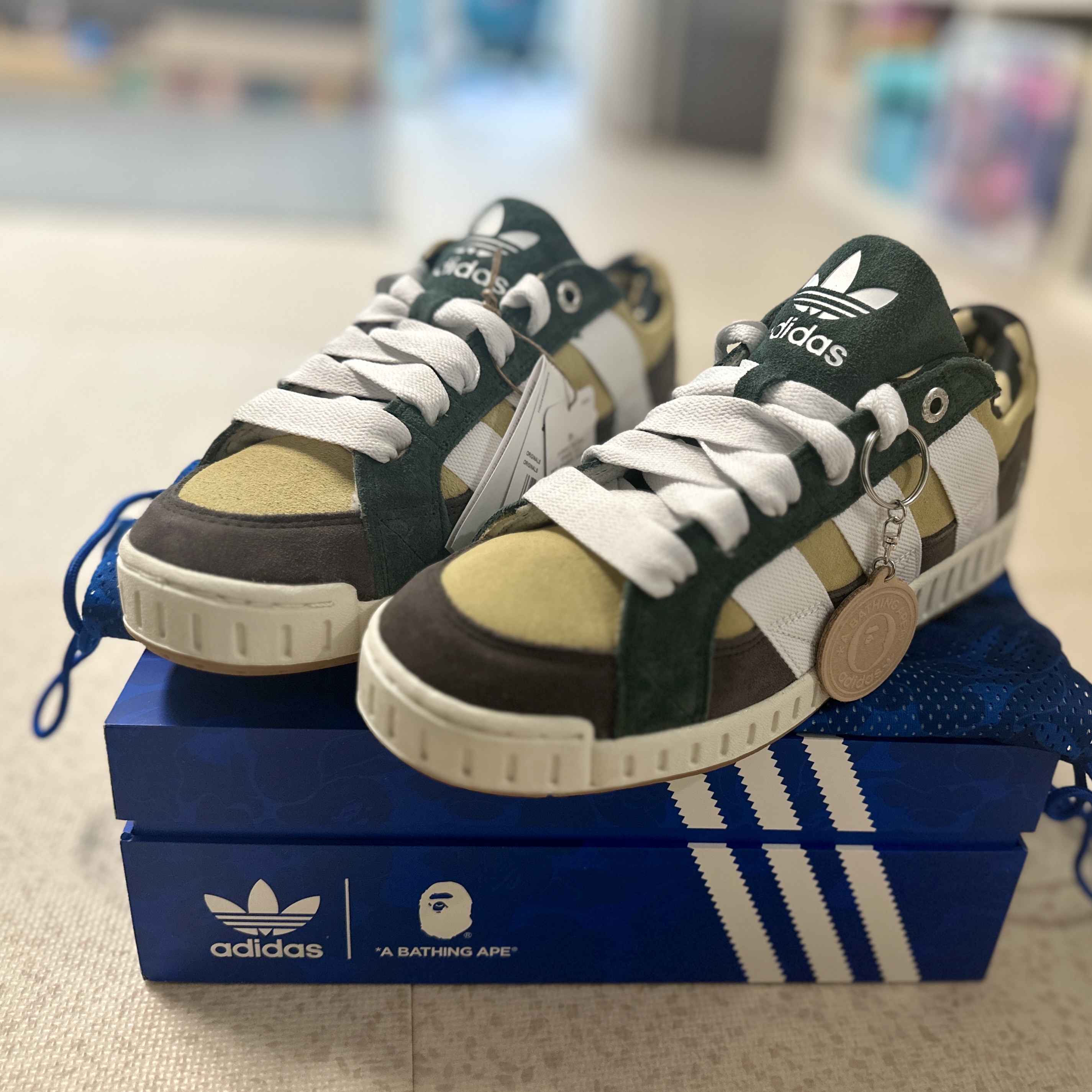 Adidas X BAPE Lawsuit Sand Cloud White 착용 스타일 - 3
